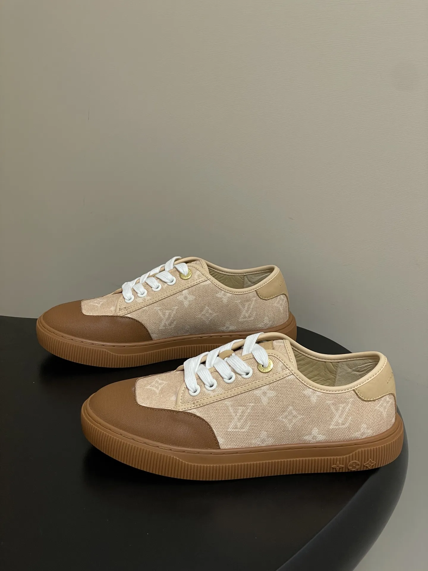 p290-（配高档飞机盒✈️） 2026春夏新款 LOUIS VUITTON 路易威登 Lv Lagoon运动鞋系列LV&Grace联名款猫猫鞋丹宁布刺绣系带休闲运动鞋Catogram板鞋 这款Lagoon 运动鞋取材 Monogram 丹宁布，为经典设计注入复古气息。皮革饰边跃现路易威登标识，铭纹孔眼、镶边和鞋带彰显考究细节，点缀 Monogram 花卉的橡胶外底完善整体。 鞋面：定制丹宁布刺绣 内里垫脚：羊皮 鞋底：开模橡胶大底 码数：35-39（40.41定做不退换）