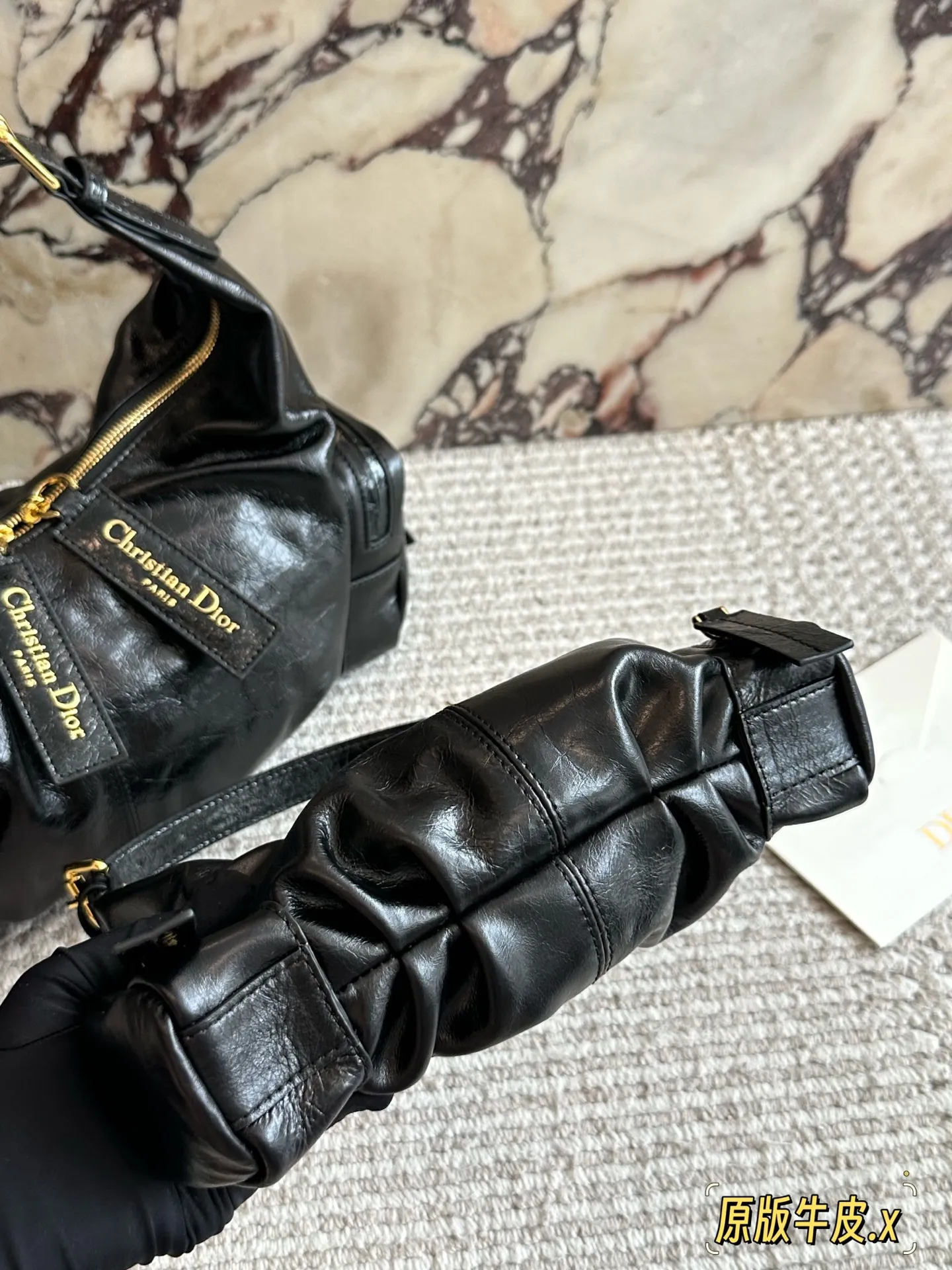 💰260 配盒 秋冬新款DiorGrandtour从日常通勤，到约会逛街，再到短途旅行，Dior最新款 Grandtour堪称六边形战士，超级酷! 黑色褶皱牛皮革，触感柔软，光泽细腻，自带低调奢华的气质 可调节的皮革肩带设计超贴心 无论是单肩背还是斜挎，都能轻松驾驭，适配各种场合与穿搭风格， 这包时髦又能装#24*11