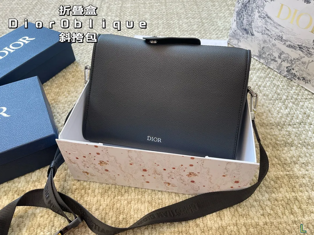 &yen;180折叠盒 迪奥 Dior Oblique斜挎包 属于是一看就看上的类型 这款包是男包 靈但是男生女生都可以背 非常的百搭 可以适用于正式、休闲的场合 真的让我无法抗拒 尺寸29 22
