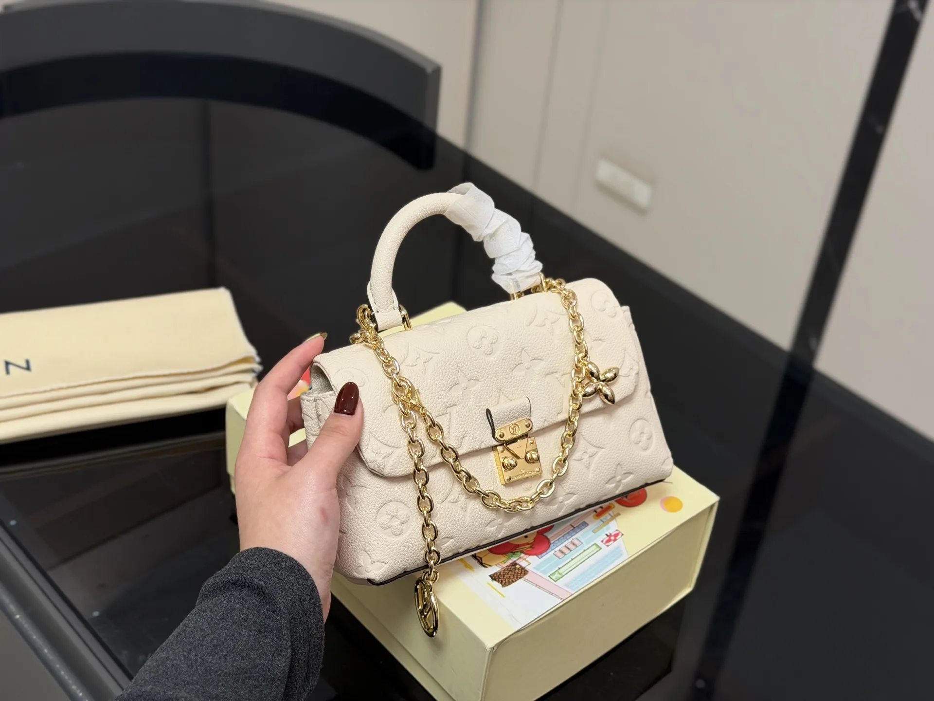 ¥145 迷你 配盒 size:21*11cmcm Lv nano madeleine 迷你玛德琳回归 公主包 配置两截链条!随意diy哦! 全粒纹Taurillon牛皮裁制