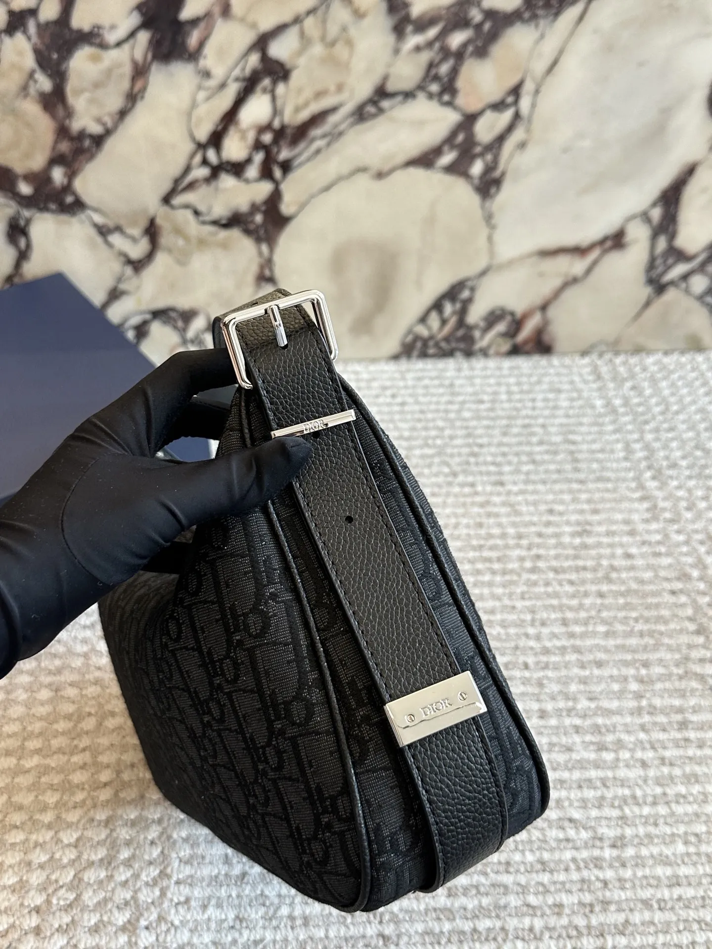 p175 Dior D-Dream Oblique手袋​​ 💙Dior D-Dream Oblique手袋，经典蓝色Oblique印花+光滑牛皮革，简约复古又超有辨识度✨。中号尺寸，肩带可调节，手提、单肩、斜挎都OK，通勤日常都能轻松驾驭。内部空间合理，手机、化妆品都能装下，轻便易打理，时尚实用两不误！D-Dream系列是Dior近年超火的热门款，时髦精们必入！👜35cm配盒子