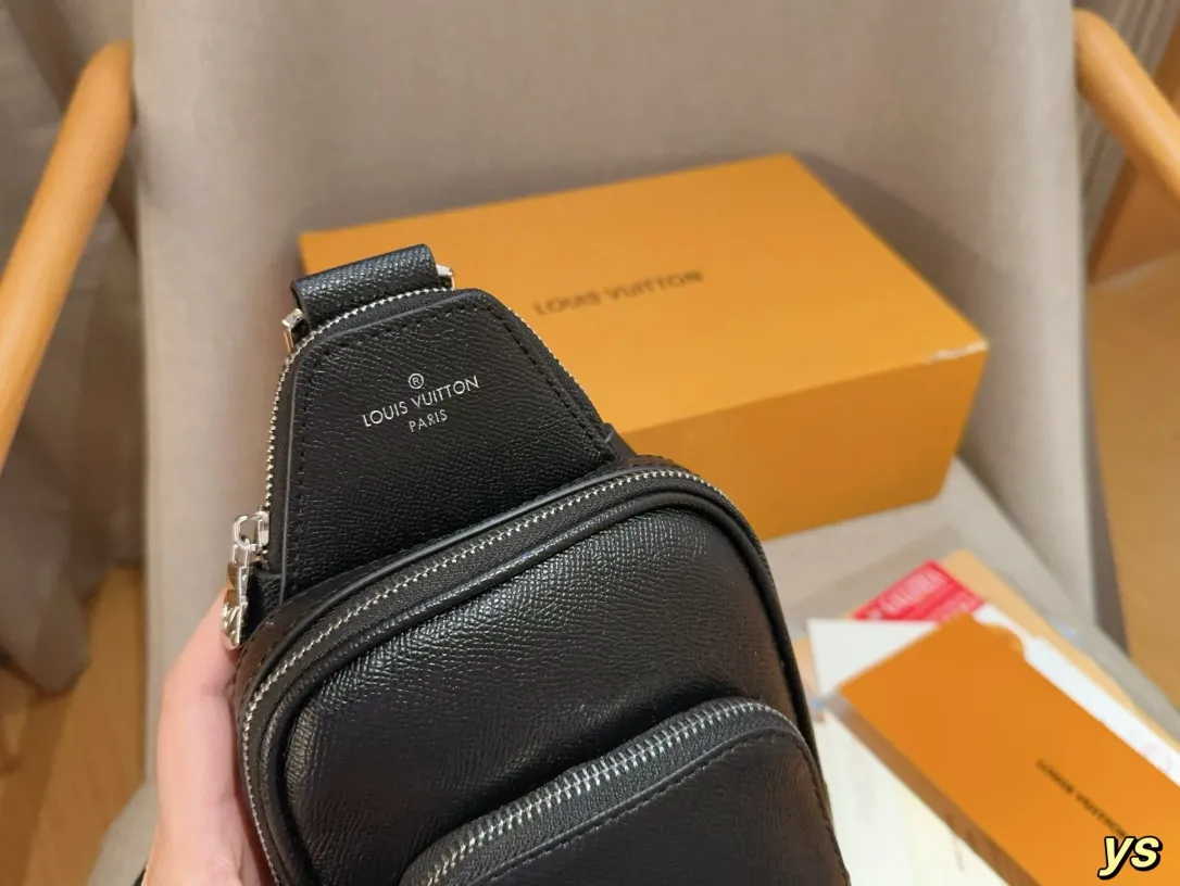 💰135 LV/路易威登 男包 Avenue PM 经典男士胸包 尺寸16×31×4 礼盒包装🎁