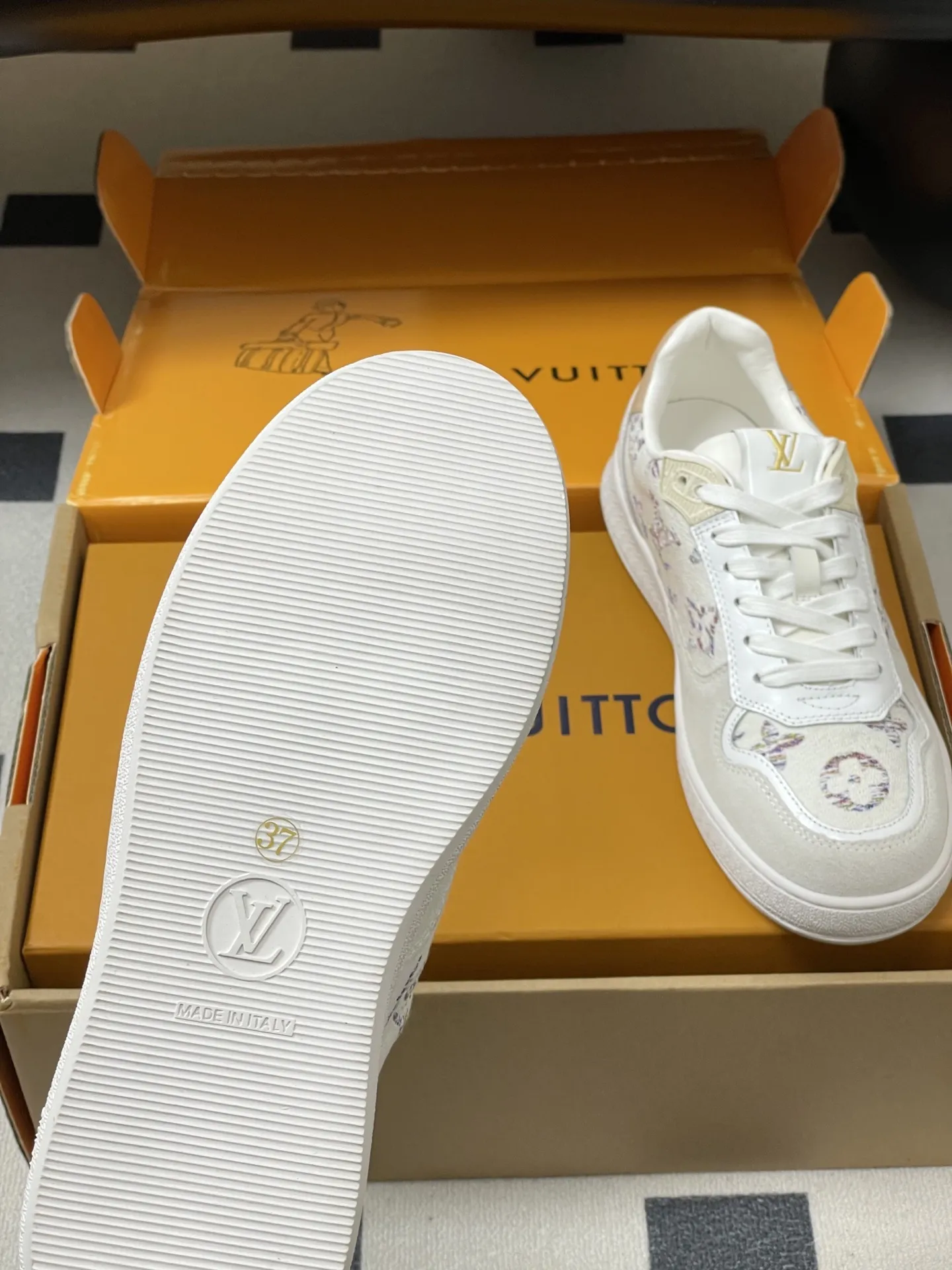 p310-（配高档飞机盒✈️） 2026春夏新款 LOUIS VUITTON 路易威登 LV STADIUM 运动鞋 系带休闲鞋老花板鞋 LVStadium运动鞋为柔软牛皮革局部压印 Monogram图案，再现复古设计风潮。Monogram 帆布饰边和鞋头镂孔汇聚工致细节，鞋舌饰以LV字母标签，外底抒写路易威登标识。 鞋面：牛反绒 内里垫脚：羊皮 鞋底：开模橡胶大底 码数：35-39（40.41定做不退换）