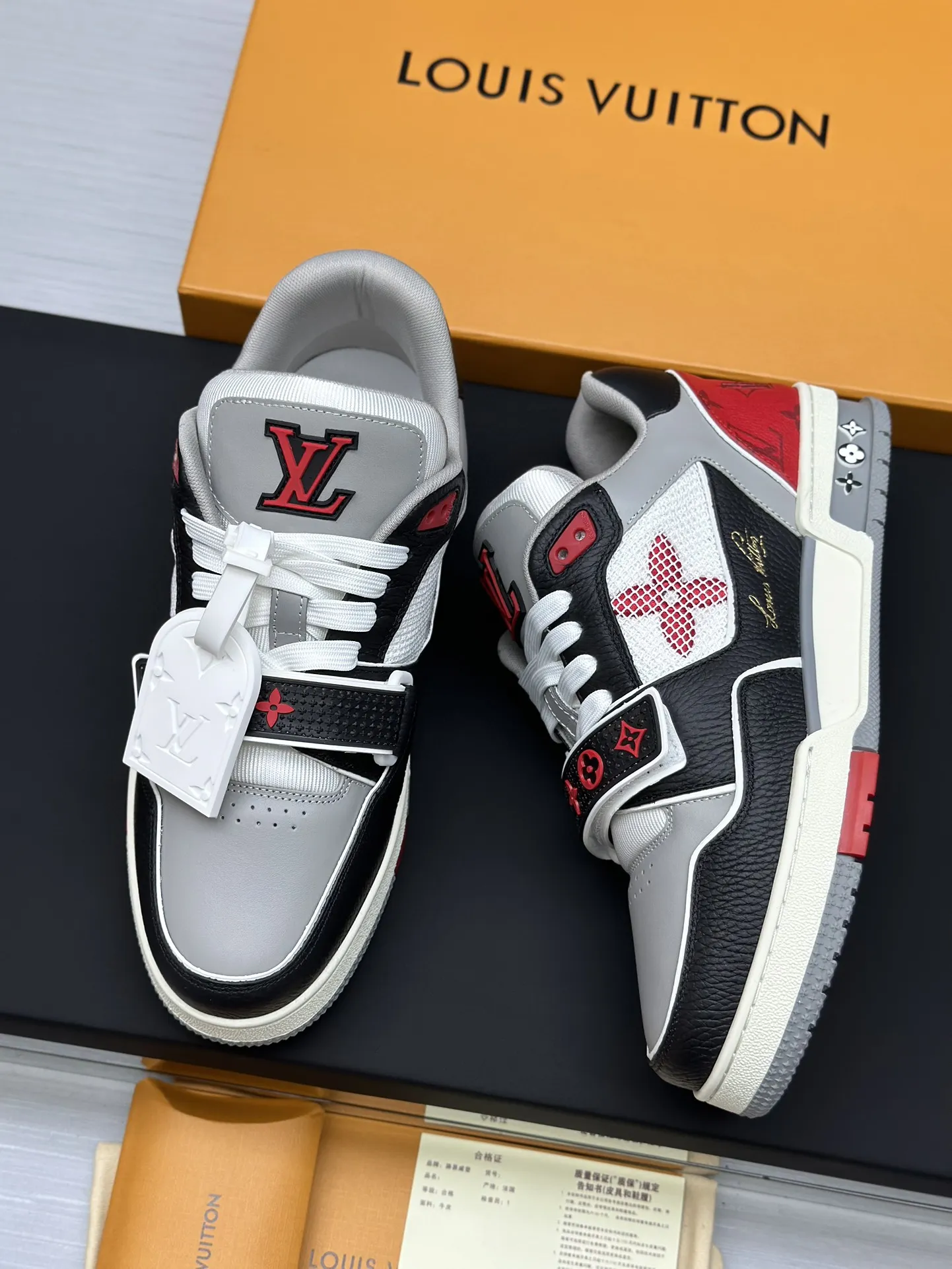 工厂直销&yen;300💰顶级版本 LV-路易威登-经典走秀新款 空胶工艺&middot;原版1：1开发复刻！！上脚非常舒适 奢侈用料，做工精细，中底印有欧洲制造英文字母 鞋面由意大利进口小牛皮拼接，侧边饰有品牌LOGO标志及签名，最新乳胶垫脚➕网布内里，脚感超舒适。原厂特供原版双色TPU组合大底。套包工艺 固特异缝合锁边 面料:独家定制头层牛皮 配件:独家私模Vuitton 标识， 内里:定制丝滑网里-头层丝绸牛皮内里 大底:TPU组合大底耐磨防滑防黄 垫脚:新款乳胶垫-网纱吸汗 专柜工艺:全电脑针车拉线 鞋头 后套 冷热定型 全套拉帮套楦中低logo花纹 专柜包装 -鞋带 证书 卡片 说明书 合格证 防尘袋 全网最齐包装 女款35-40男款38-46（38/46订做不退换！