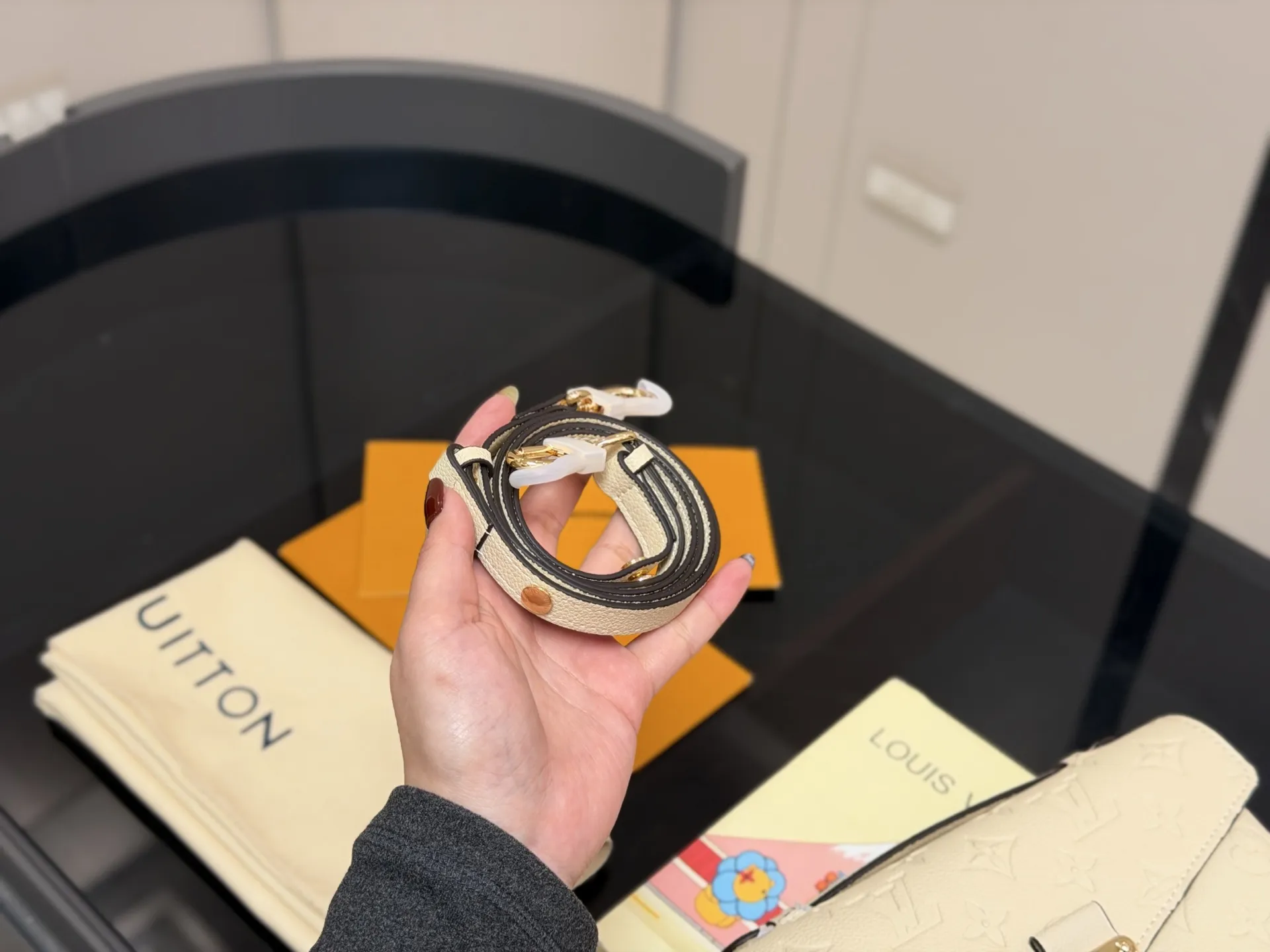 &yen;200 配折叠盒 最新尺寸 :21&times;6&times;13cm Lv高品质 ‼️性价比超高 ‼️ 一定要好好看细节看五金看材质 新款邮差小号 East west 〰️ 配置链条和皮肩带⚠️