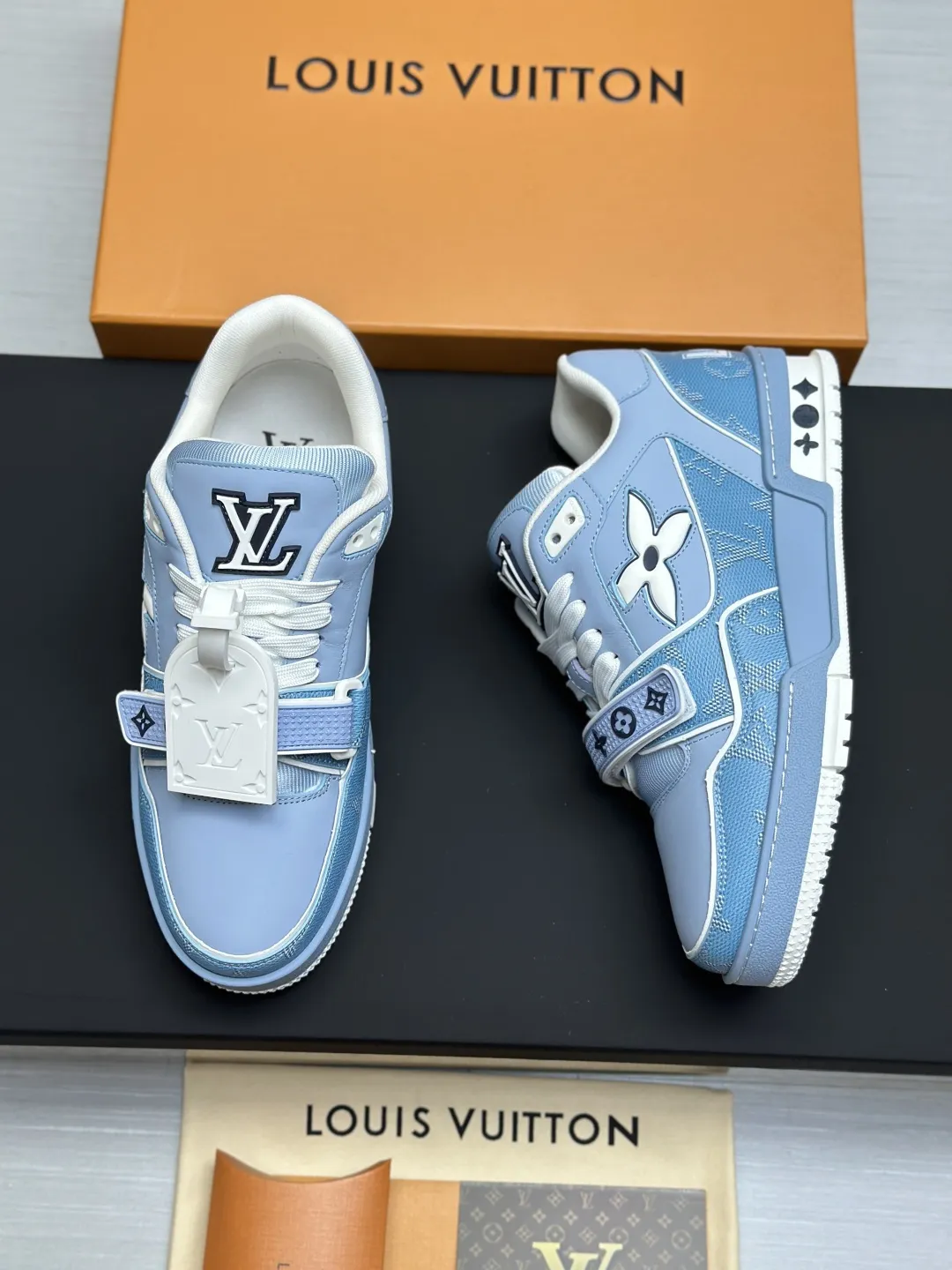 工厂直销¥300💰顶级版本 LV-路易威登-经典走秀新款 空胶工艺·原版1:1开发复刻!!上脚非常舒适 奢侈用料,做工精细,中底印有欧洲制造英文字母 鞋面由意大利进口小牛皮拼接,侧边饰有品牌LOGO标志及签名,最新乳胶垫脚➕网布内里,脚感超舒适。原厂特供原版双色TPU组合大底。套包工艺 固特异缝合锁边 面料:独家定制头层牛皮 配件:独家私模Vuitton 标识, 内里:定制丝滑网里-头层丝绸牛皮内里 大底:TPU组合大底耐磨防滑防黄 垫脚:新款乳胶垫-网纱吸汗 专柜工艺:全电脑针车拉线 鞋头 后套 冷热定型 全套拉帮套楦中低logo花纹 专柜包装 -鞋带 证书 卡片 说明书 合格证 防尘袋 全网最齐包装 女款35-40男款38-46(38/46订做不退换!