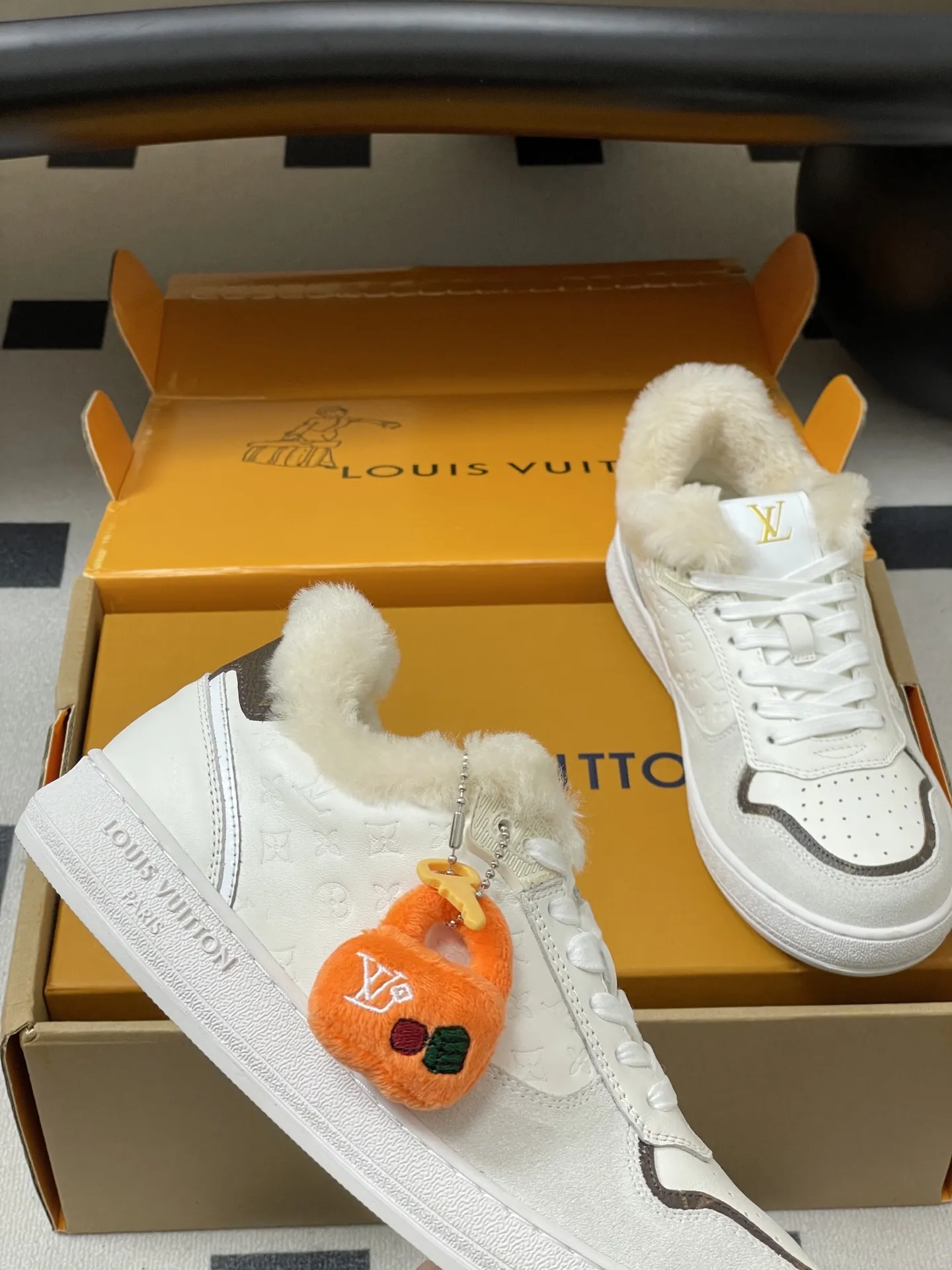 p310-(配高档飞机盒✈️) 2026春夏新款 LOUIS VUITTON 路易威登 LV STADIUM 运动鞋 系带羊毛里休闲鞋老花板鞋 本款LVStadium运动鞋以 Monogram图案羊毛鞋面及舒适羊毛皮内衬塑造冬日构型。同色牛皮革再添雅致一笔。背面经典皮革饰边压印 路易威登标识,与柔软橡胶外底共筑潮流风范。 鞋面:牛反绒 内里垫脚:羊毛 鞋底:开模橡胶大底 码数:35-39(40.41定做不退换)