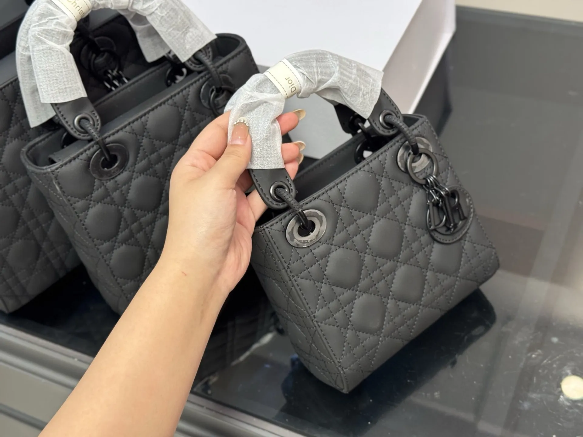 ¥200 ¥190 ¥185 配折叠盒 尺寸:24*20cm 20*18cm 17*13cm 高品版.升级出货 ✅ 迪奥 戴妃磨砂 每个颜色真的太好看啦 春节是不是都需要它!