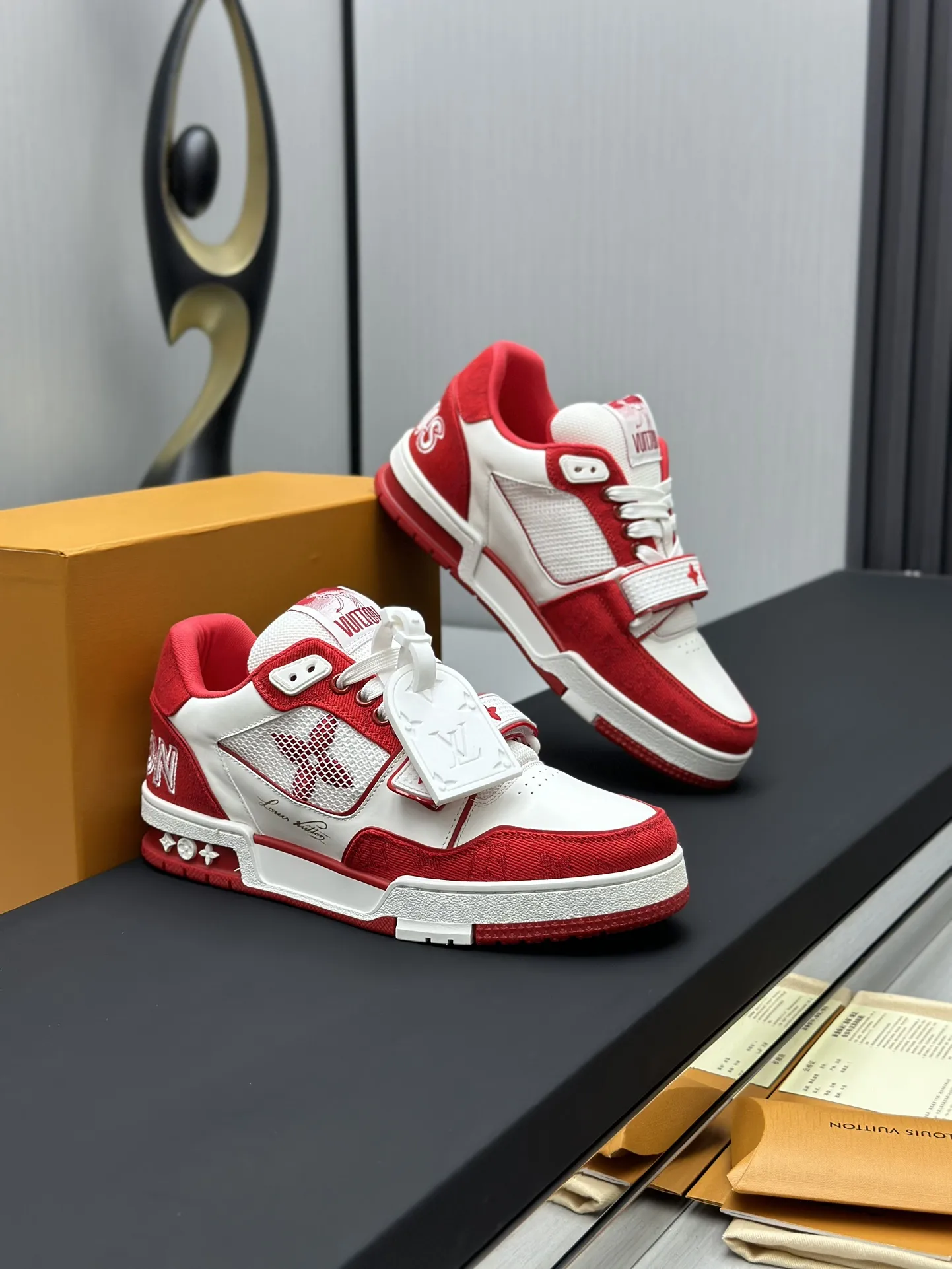 工厂直销&yen;300💰顶级版本 LV-路易威登-经典走秀新款 空胶工艺&middot;原版1：1开发复刻！！上脚非常舒适 奢侈用料，做工精细，中底印有欧洲制造英文字母 鞋面由意大利进口小牛皮拼接，侧边饰有品牌LOGO标志及签名，最新乳胶垫脚➕网布内里，脚感超舒适。原厂特供原版双色TPU组合大底。套包工艺 固特异缝合锁边 面料:独家定制头层牛皮 配件:独家私模Vuitton 标识， 内里:定制丝滑网里-头层丝绸牛皮内里 大底:TPU组合大底耐磨防滑防黄 垫脚:新款乳胶垫-网纱吸汗 专柜工艺:全电脑针车拉线 鞋头 后套 冷热定型 全套拉帮套楦中低logo花纹 专柜包装 -鞋带 证书 卡片 说明书 合格证 防尘袋 全网最齐包装 女款35-40男款38-46（38/46订做不退换！