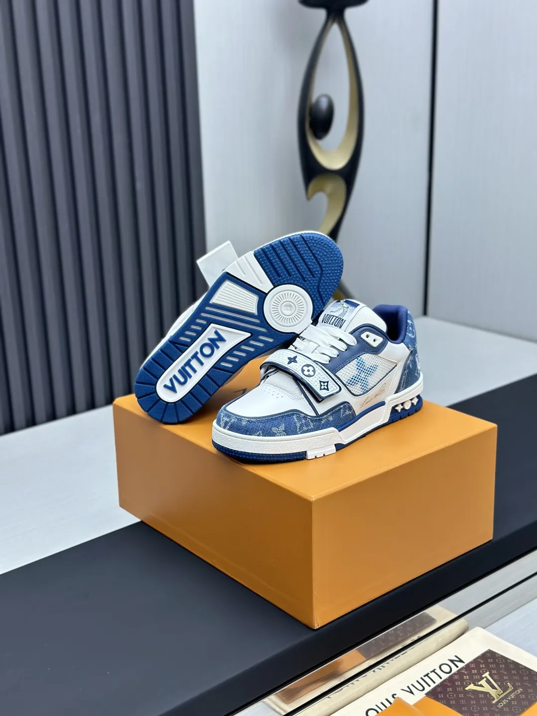 工厂直销¥300💰顶级版本 LV-路易威登-经典走秀新款 空胶工艺·原版1:1开发复刻!!上脚非常舒适 奢侈用料,做工精细,中底印有欧洲制造英文字母 鞋面由意大利进口小牛皮拼接,侧边饰有品牌LOGO标志及签名,最新乳胶垫脚➕网布内里,脚感超舒适。原厂特供原版双色TPU组合大底。套包工艺 固特异缝合锁边 面料:独家定制头层牛皮 配件:独家私模Vuitton 标识, 内里:定制丝滑网里-头层丝绸牛皮内里 大底:TPU组合大底耐磨防滑防黄 垫脚:新款乳胶垫-网纱吸汗 专柜工艺:全电脑针车拉线 鞋头 后套 冷热定型 全套拉帮套楦中低logo花纹 专柜包装 -鞋带 证书 卡片 说明书 合格证 防尘袋 全网最齐包装 女款35-40男款38-46(38/46订做不退换!