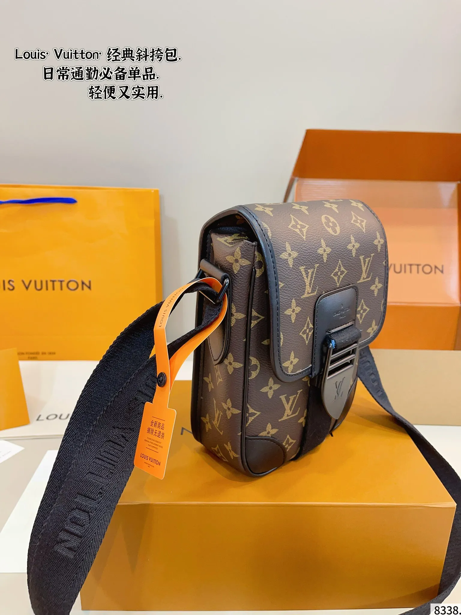 p150配礼盒🎁. 男生必入超经典LV 相机包测评! 又是一期Louis Vuitton男包推荐! LV 男包这两年不得不说!真的很精彩! 很多男包除了男生喜欢!女生也被疯狂种草! 今天推荐的这只Outdoor系列的单肩包/斜挎包真的经典又耐看!尺寸:15*7*23cm