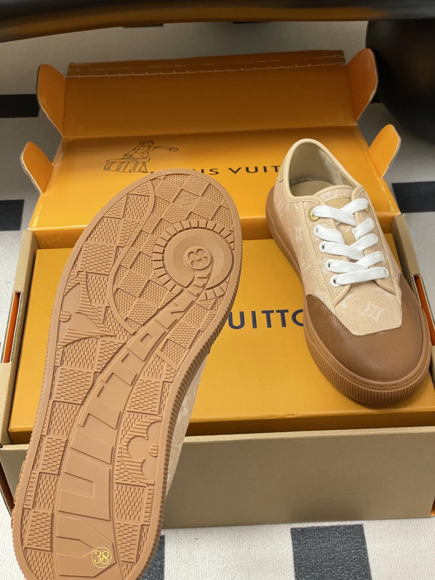 p290-（配高档飞机盒✈️） 2026春夏新款 LOUIS VUITTON 路易威登 Lv Lagoon运动鞋系列LV&Grace联名款猫猫鞋丹宁布刺绣系带休闲运动鞋Catogram板鞋 这款Lagoon 运动鞋取材 Monogram 丹宁布，为经典设计注入复古气息。皮革饰边跃现路易威登标识，铭纹孔眼、镶边和鞋带彰显考究细节，点缀 Monogram 花卉的橡胶外底完善整体。 鞋面：定制丹宁布刺绣 内里垫脚：羊皮 鞋底：开模橡胶大底 码数：35-39（40.41定做不退换）