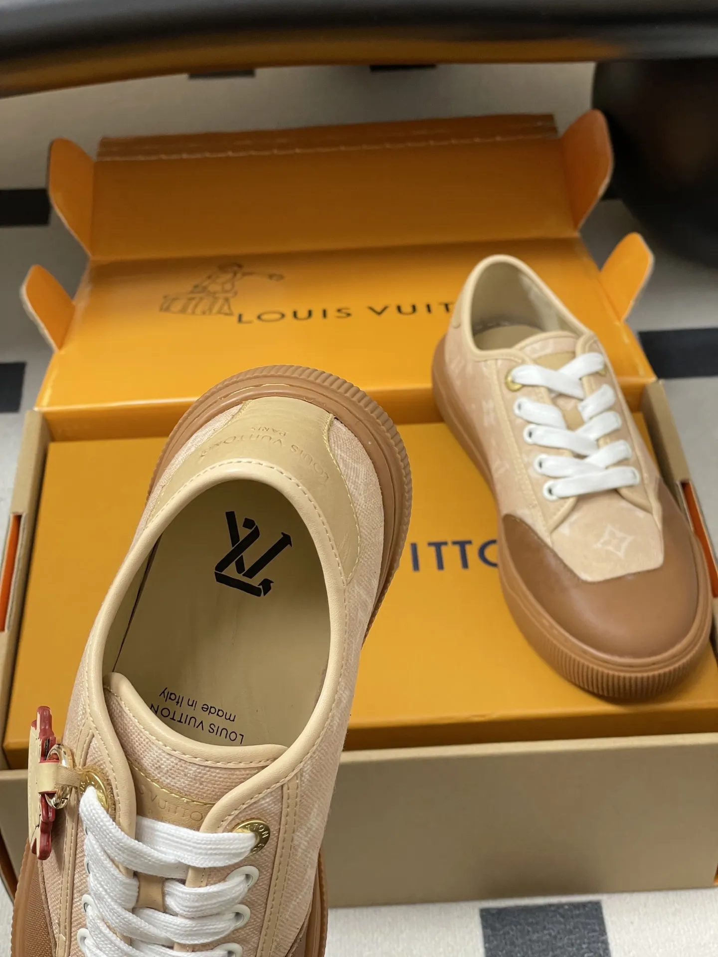 p290-（配高档飞机盒✈️） 2026春夏新款 LOUIS VUITTON 路易威登 Lv Lagoon运动鞋系列LV&Grace联名款猫猫鞋丹宁布刺绣系带休闲运动鞋Catogram板鞋 这款Lagoon 运动鞋取材 Monogram 丹宁布，为经典设计注入复古气息。皮革饰边跃现路易威登标识，铭纹孔眼、镶边和鞋带彰显考究细节，点缀 Monogram 花卉的橡胶外底完善整体。 鞋面：定制丹宁布刺绣 内里垫脚：羊皮 鞋底：开模橡胶大底 码数：35-39（40.41定做不退换）