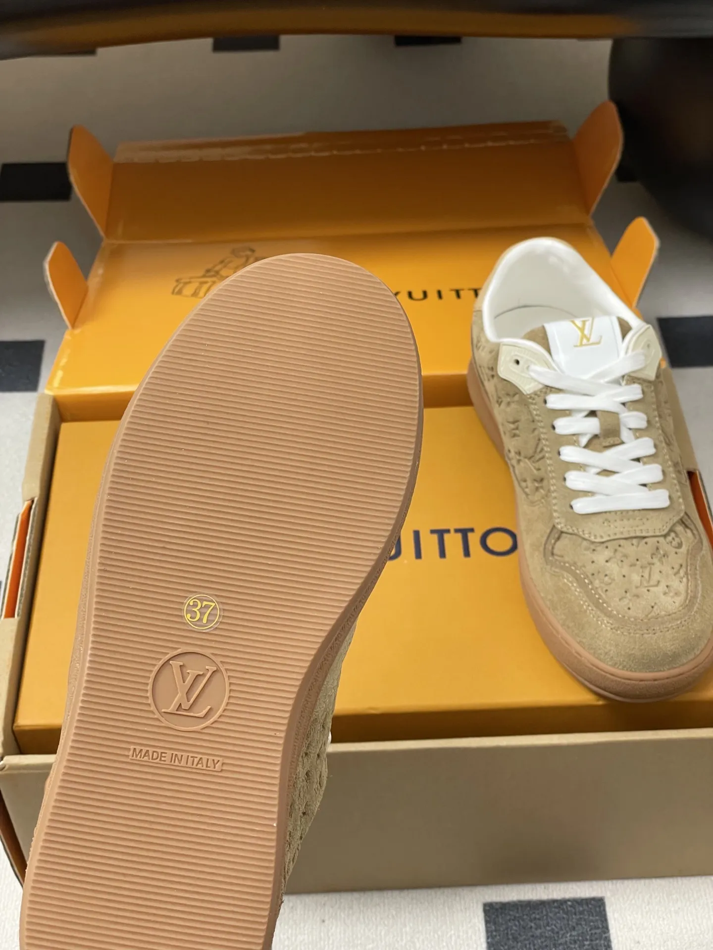 p310-(配高档飞机盒✈️) 2026春夏新款 LOUIS VUITTON 路易威登 LV STADIUM 运动鞋 系带休闲鞋老花板鞋 本款LVStadium运动鞋取材绒面牛皮革,以局部压印的Mini Monogram图案烘托复古风尚。后部皮革饰边烫印品牌标识,与路易威登皮具系列遥相呼应,橡胶外底成就轻盈穿着体验。 鞋面:牛反绒 内里垫脚:羊皮 鞋底:开模橡胶大底 码数:35-39(40.41定做不退换)