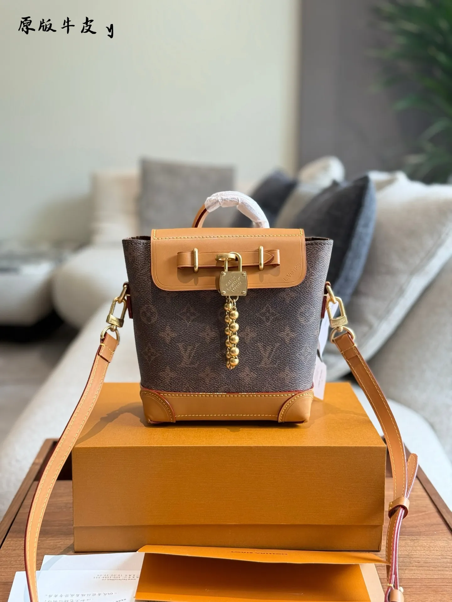 p215 Lv新款男包这两个色都好好看 Pharrell Williams采用LV Colorado粒面牛皮革打造 Steamer 15手袋，以紧凑构型实现便捷随行。正面锁扣镂 刻Louis YuittonMarque Deposee标识，与珠链设计相得益彰。系上可调节皮革肩带，肩背斜挎随心切换。本款 Steamer 15手袋令钱夹尺寸呈现Steamer手袋的潮流构型，再以顶部手柄、加固包角和底座延续传统元素，展现 Pharrell Williams的灵动巧思。非功能性挂锁抒写Louis . VuittonMarque Deposee标识，取代系列一贯的链条与饰针开合。 尺寸: 16.5x20x 8.5厘米(长度x高x宽)