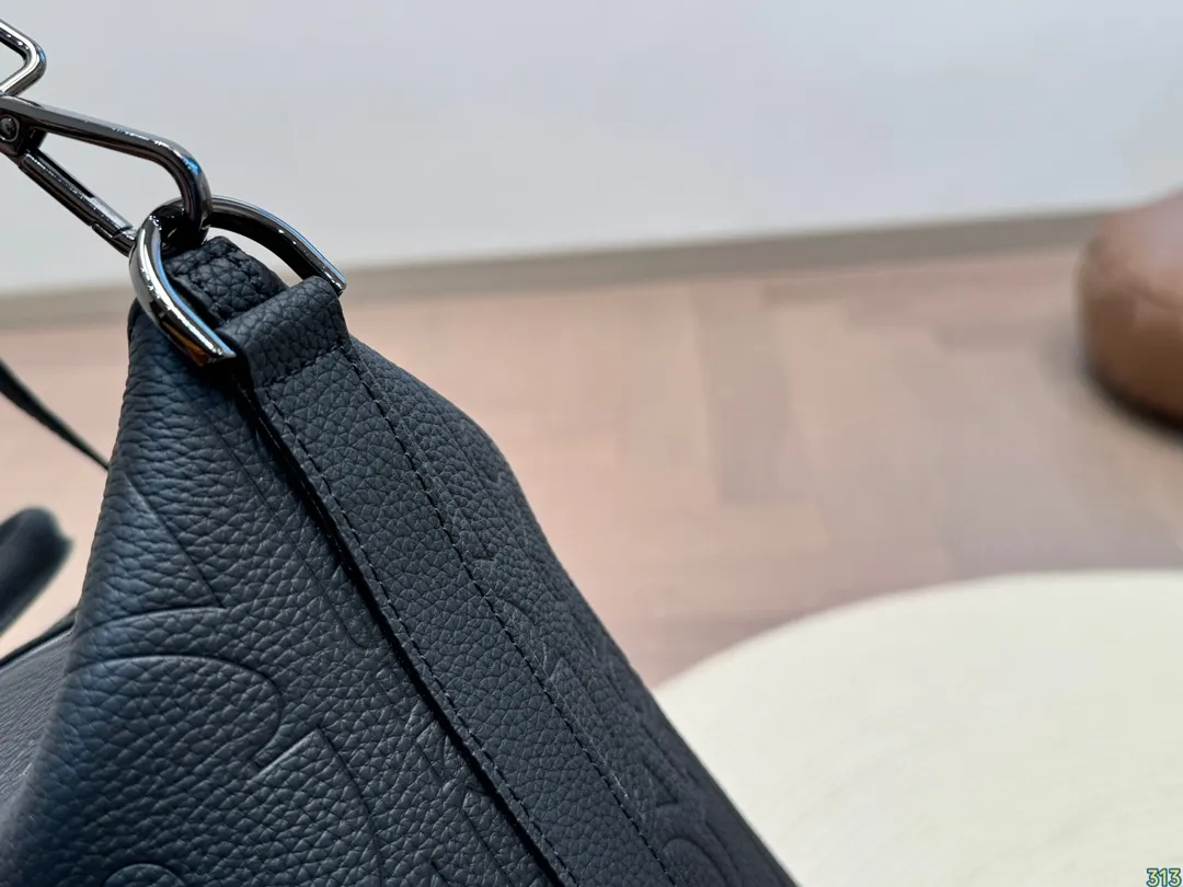 &yen;340 迪奥Dior男士公文包 格调满满，自带一股低调沉稳儒雅的气息！ 版型挺阔，很有型！越用越有沉淀的味道！ 更加低调、沉稳！！ 可单肩可斜挎，不分年龄不分身高！实用百搭！尺寸：40 30