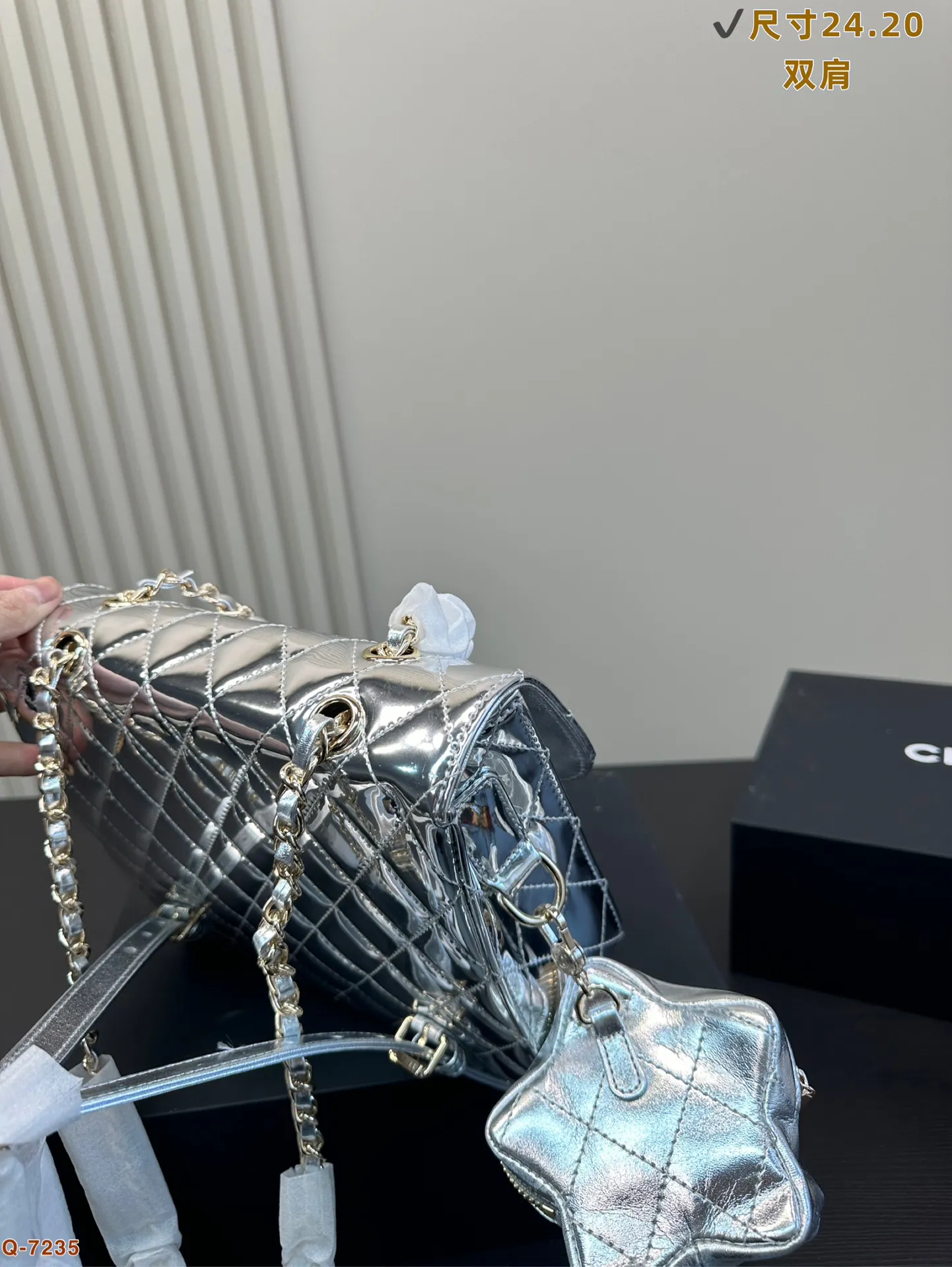 香奈儿CHANEL 双子星双肩包 实物太有趣了 满满的复古可爱感 颜色真有心情大好的活力魅力 配合着新年氛围 更要开开心心迎接岁末呀尺寸