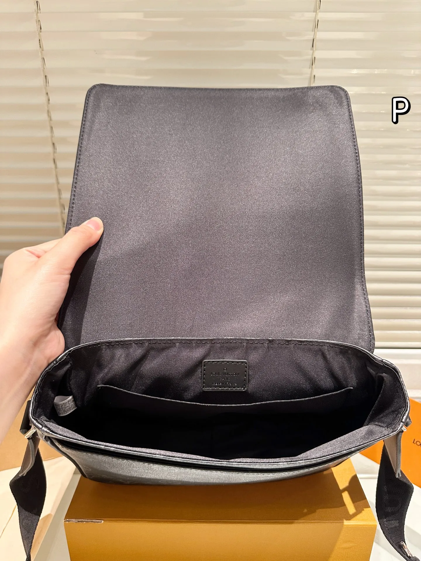 P165 礼盒🎁 男包分享lv 单肩包 目路易威登LouisVuitton比起非常火。的双扣邮差包这一款lv男士单肩包可以说非常低调了國 尺寸: District PM 老花的，这款呢低调稳重，日常休闲也搭得来也可斜 25.21cm
