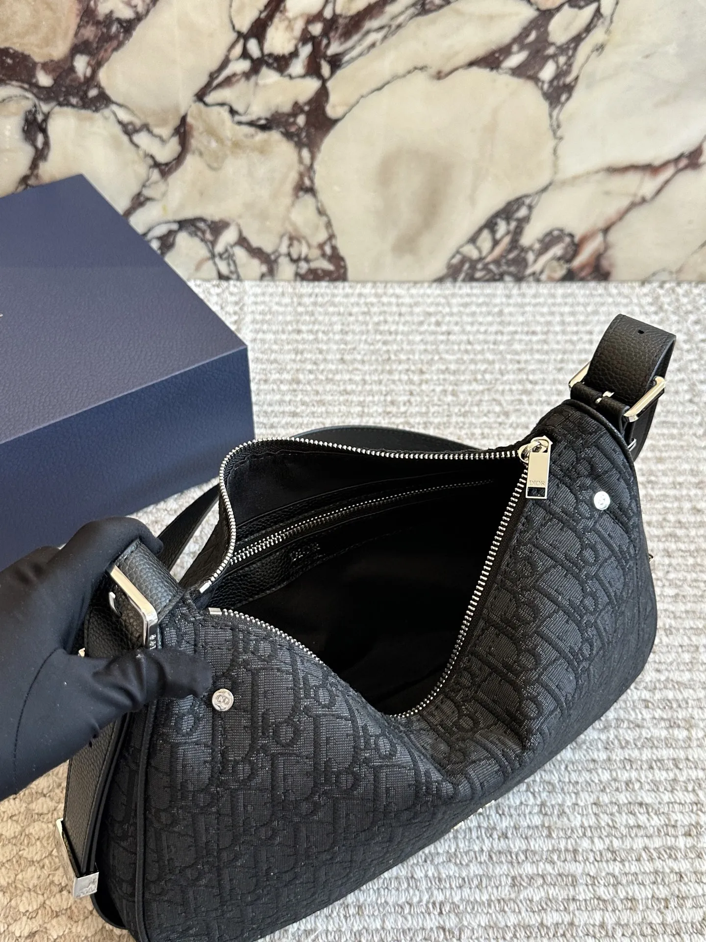 p175 Dior D-Dream Oblique手袋 💙Dior D-Dream Oblique手袋,经典蓝色Oblique印花+光滑牛皮革,简约复古又超有辨识度✨。中号尺寸,肩带可调节,手提、单肩、斜挎都OK,通勤日常都能轻松驾驭。内部空间合理,手机、化妆品都能装下,轻便易打理,时尚实用两不误!D-Dream系列是Dior近年超火的热门款,时髦精们必入!👜35cm配盒子