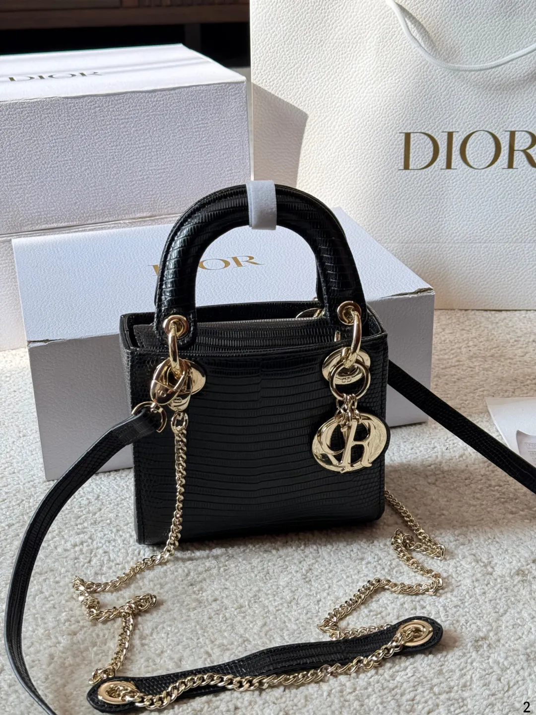 p165 Dior lady迪奥 手袋 戴妃 戴妃真的是梦中情包 周扬青同款 磨砂的质感无敌显高级 优雅简约之余更显低调内敛~ 包型挺括 不会塌不会凹陷道 容量适中 装日常用品 妥妥的 不是小费包 百搭多变斜挎 单肩手拎都可 尺寸17cm