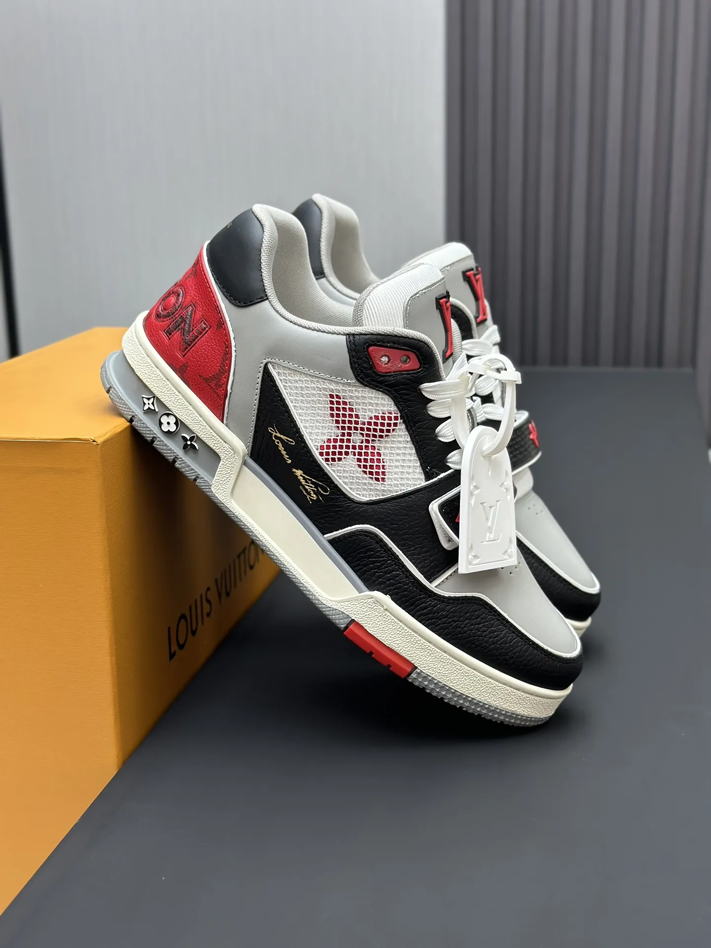 工厂直销&yen;300💰顶级版本 LV-路易威登-经典走秀新款 空胶工艺&middot;原版1：1开发复刻！！上脚非常舒适 奢侈用料，做工精细，中底印有欧洲制造英文字母 鞋面由意大利进口小牛皮拼接，侧边饰有品牌LOGO标志及签名，最新乳胶垫脚➕网布内里，脚感超舒适。原厂特供原版双色TPU组合大底。套包工艺 固特异缝合锁边 面料:独家定制头层牛皮 配件:独家私模Vuitton 标识， 内里:定制丝滑网里-头层丝绸牛皮内里 大底:TPU组合大底耐磨防滑防黄 垫脚:新款乳胶垫-网纱吸汗 专柜工艺:全电脑针车拉线 鞋头 后套 冷热定型 全套拉帮套楦中低logo花纹 专柜包装 -鞋带 证书 卡片 说明书 合格证 防尘袋 全网最齐包装 女款35-40男款38-46（38/46订做不退换！