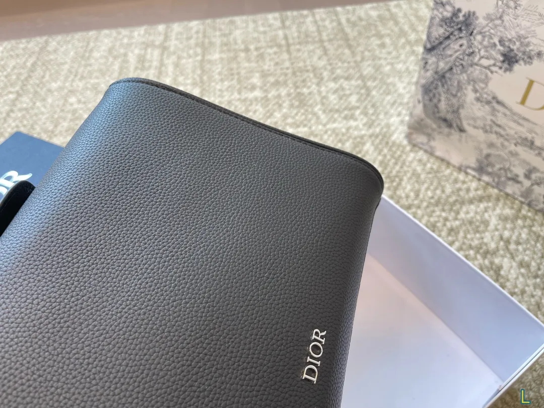 ¥180折叠盒 迪奥 Dior Oblique斜挎包 属于是一看就看上的类型 这款包是男包 靈但是男生女生都可以背 非常的百搭 可以适用于正式、休闲的场合 真的让我无法抗拒 尺寸29 22