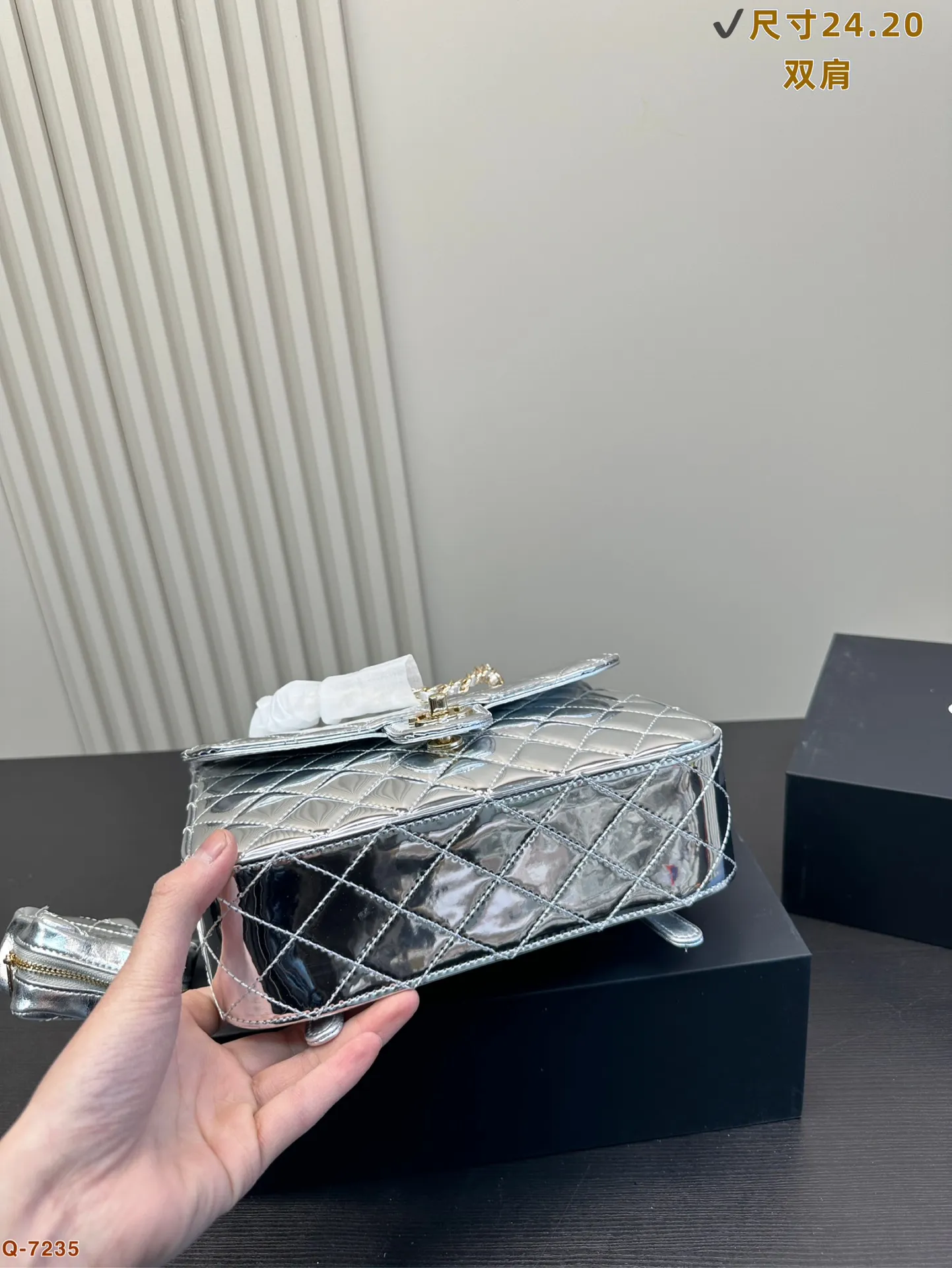 香奈儿CHANEL 双子星双肩包 实物太有趣了 满满的复古可爱感 颜色真有心情大好的活力魅力 配合着新年氛围 更要开开心心迎接岁末呀尺寸