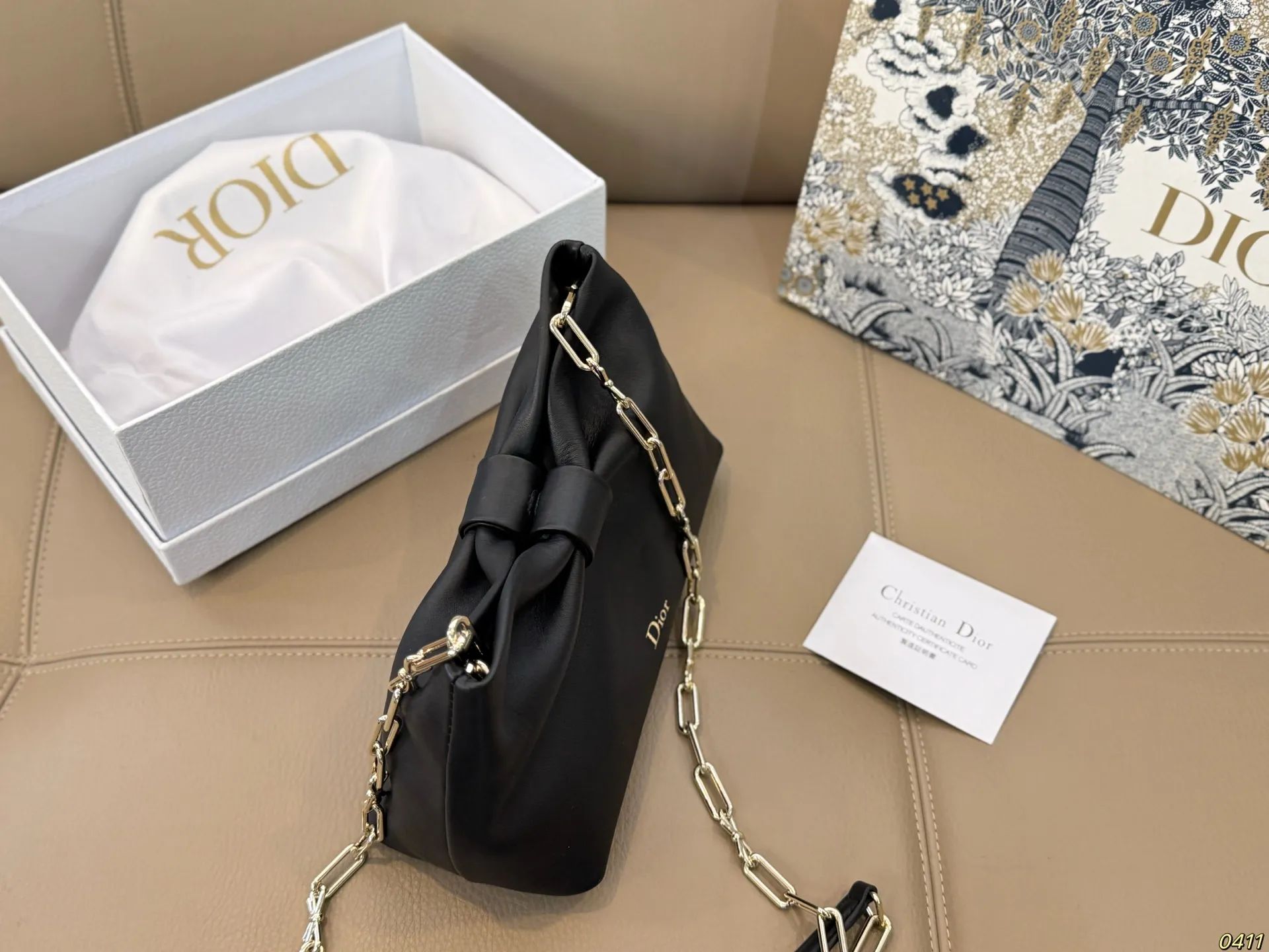 ¥240配盒 迪奥 Dior 2026春夏蝴蝶结包 质感细腻又耐用。正面立体蝴蝶结设计,优雅又俏皮整体简约精致,法式浪漫氛围感拉满,是2026春夏系列超亮眼单品!尺寸22 14