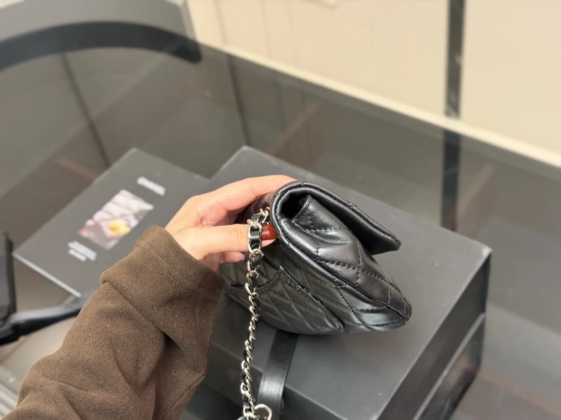 &yen;205 配折叠盒 香奈儿 胸包腰包 永远的百搭单品 上身绝美 这份质感 小仙女们值得拥有 尺寸:18.12cm