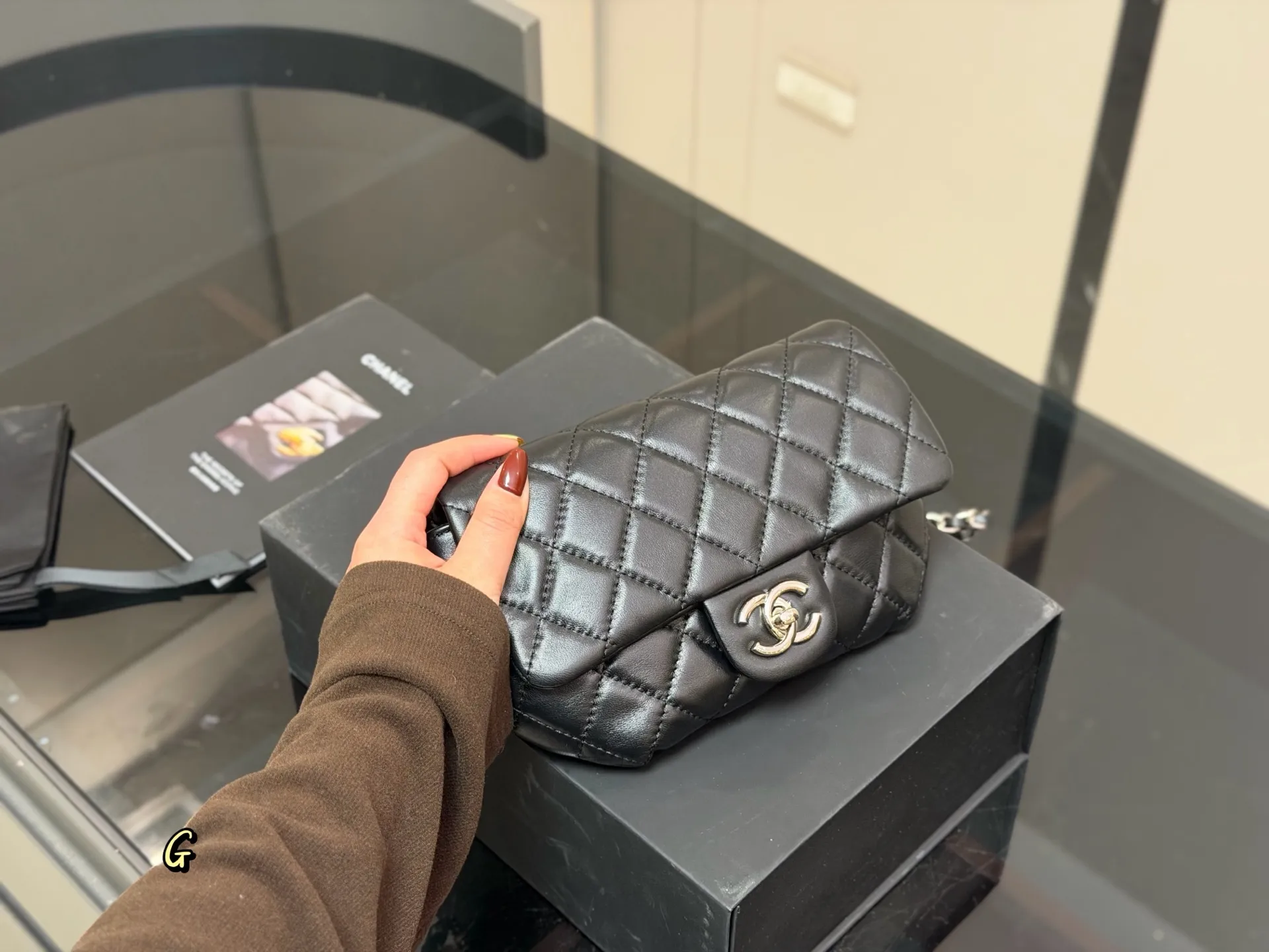 &yen;205 配折叠盒 香奈儿 胸包腰包 永远的百搭单品 上身绝美 这份质感 小仙女们值得拥有 尺寸:18.12cm