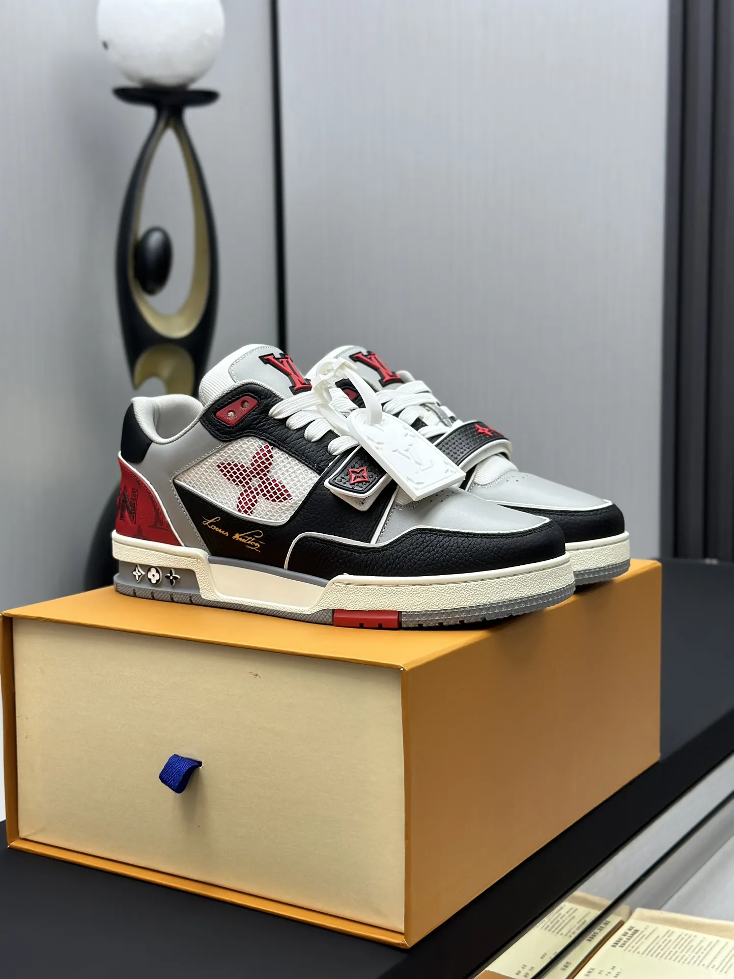 工厂直销&yen;300💰顶级版本 LV-路易威登-经典走秀新款 空胶工艺&middot;原版1：1开发复刻！！上脚非常舒适 奢侈用料，做工精细，中底印有欧洲制造英文字母 鞋面由意大利进口小牛皮拼接，侧边饰有品牌LOGO标志及签名，最新乳胶垫脚➕网布内里，脚感超舒适。原厂特供原版双色TPU组合大底。套包工艺 固特异缝合锁边 面料:独家定制头层牛皮 配件:独家私模Vuitton 标识， 内里:定制丝滑网里-头层丝绸牛皮内里 大底:TPU组合大底耐磨防滑防黄 垫脚:新款乳胶垫-网纱吸汗 专柜工艺:全电脑针车拉线 鞋头 后套 冷热定型 全套拉帮套楦中低logo花纹 专柜包装 -鞋带 证书 卡片 说明书 合格证 防尘袋 全网最齐包装 女款35-40男款38-46（38/46订做不退换！