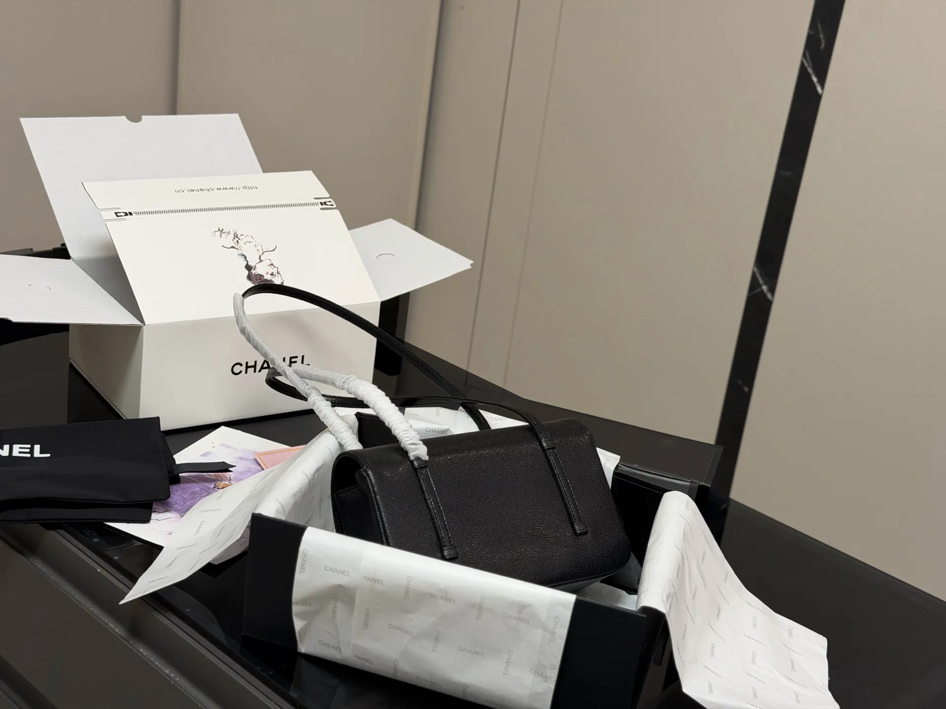 ¥160 配折叠盒飞机盒 size:23*16cm 被Jennie带火的 香奈儿26C 口盖包 超挺包型! 双 C锁扣一扣就是经典牌面~ 肩带长度刚好卡在腋下 容量塞得下手机+粉饼+口红,日常通勤/约会都能打