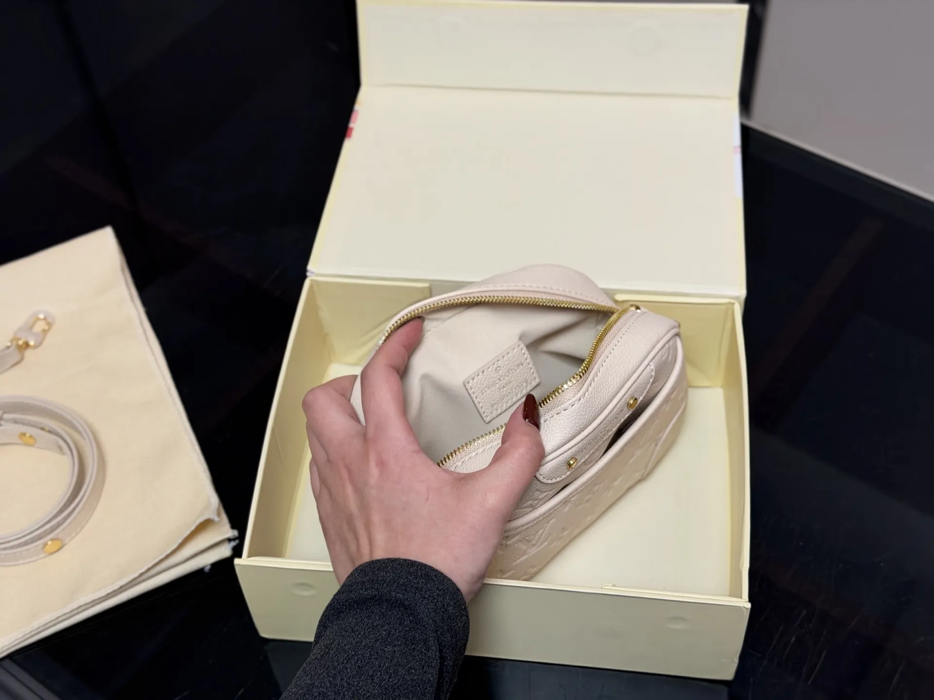 &yen;175 配折叠盒 尺寸：19*16cm Lv 25fw相机包 最最最新上线哦！ 耐看！实用且能装！ 老花经典款！ 绝对的高级货！ 搜索🔍Lv 相机包