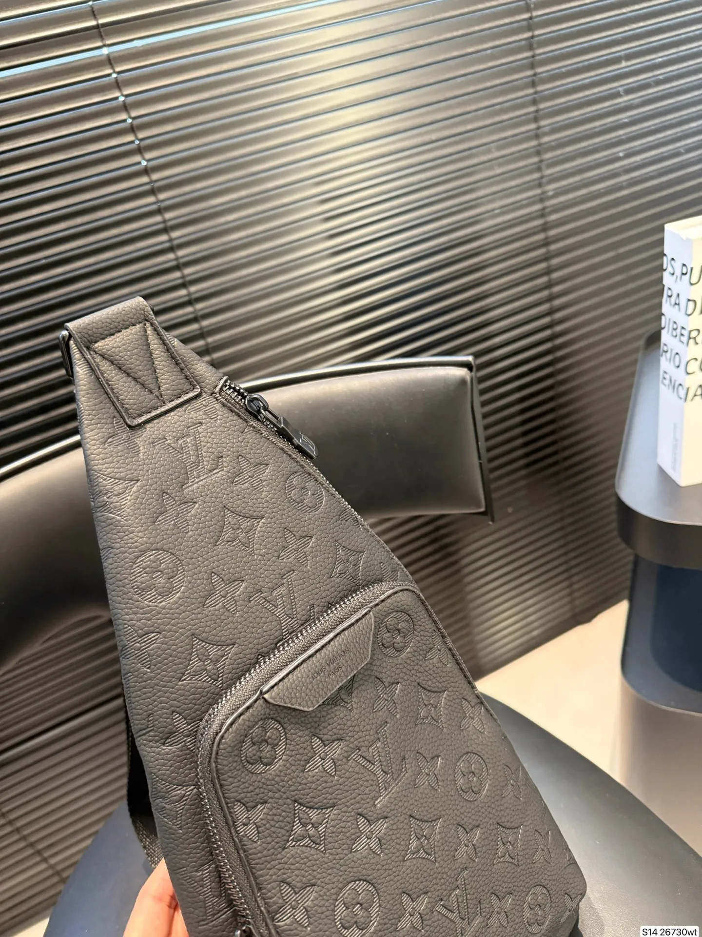 P120 商务精英的身份象征 | LV男包老花黑武士系列 在时尚与实用兼具的男士皮具领域，LV老花黑武士系列男包凭借卓越设计和精湛工艺脱颖而出，成为众多商务人士的心头好。 尺寸19 40 货号26730