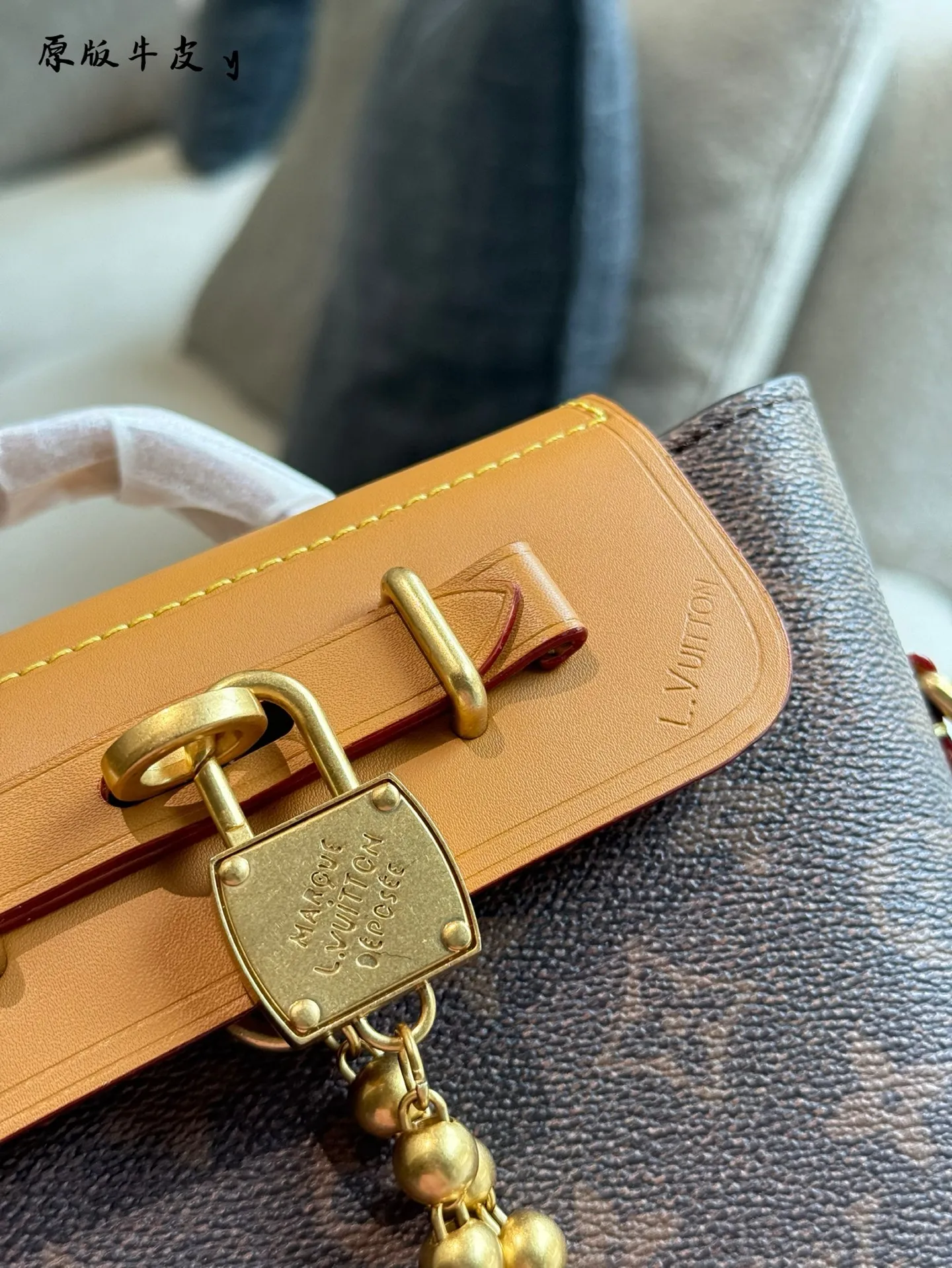 p215 Lv新款男包这两个色都好好看 Pharrell Williams采用LV Colorado粒面牛皮革打造 Steamer 15手袋，以紧凑构型实现便捷随行。正面锁扣镂 刻Louis YuittonMarque Deposee标识，与珠链设计相得益彰。系上可调节皮革肩带，肩背斜挎随心切换。本款 Steamer 15手袋令钱夹尺寸呈现Steamer手袋的潮流构型，再以顶部手柄、加固包角和底座延续传统元素，展现 Pharrell Williams的灵动巧思。非功能性挂锁抒写Louis . VuittonMarque Deposee标识，取代系列一贯的链条与饰针开合。 尺寸: 16.5x20x 8.5厘米(长度x高x宽)