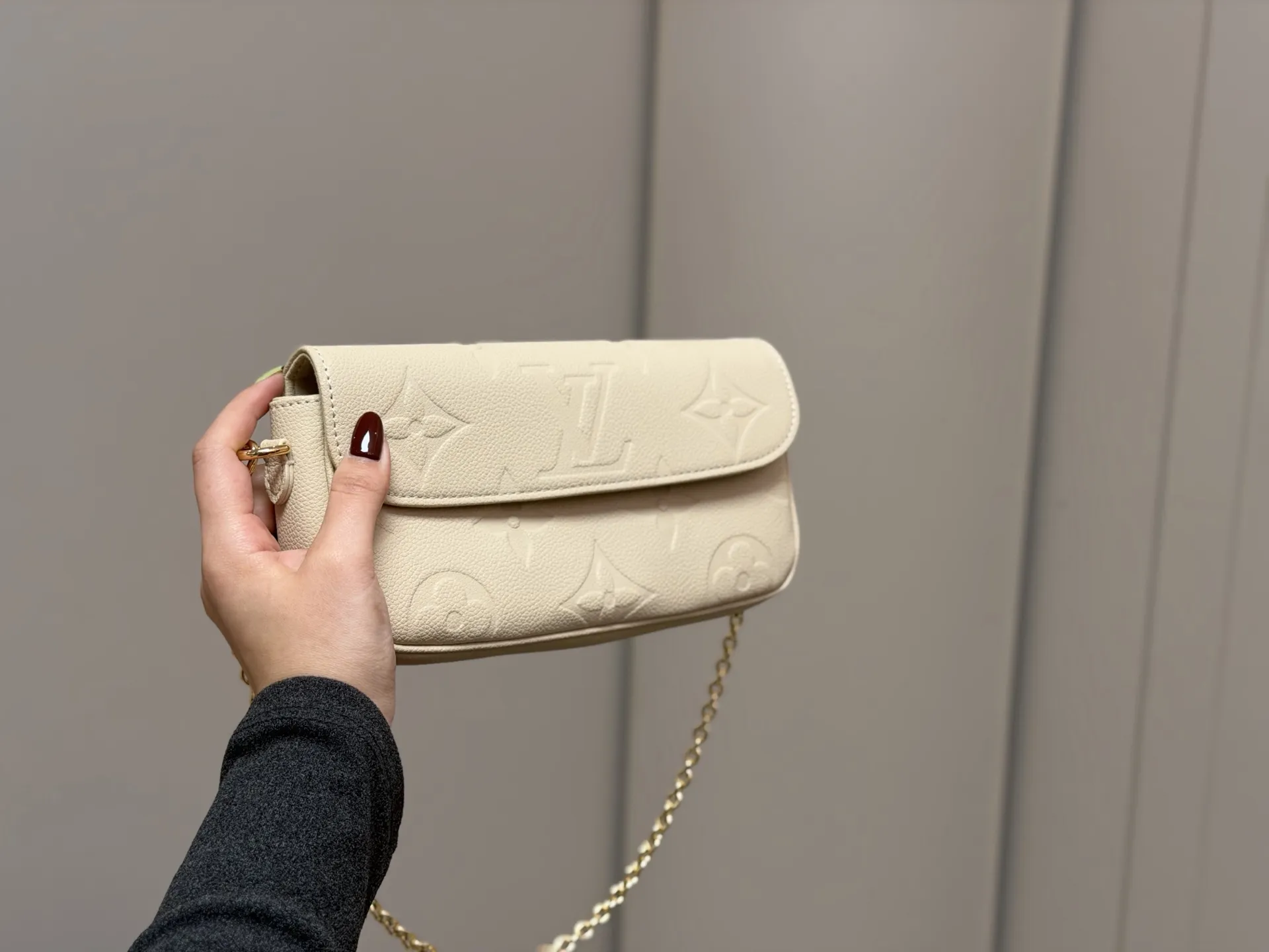 ¥165 配折叠盒 size:22*12cm Lv 新晋爆款ivy woc 出道即巅峰 双链条设计的麻将包 可斜挎可单肩可手提 内置卡槽 可爱好用!