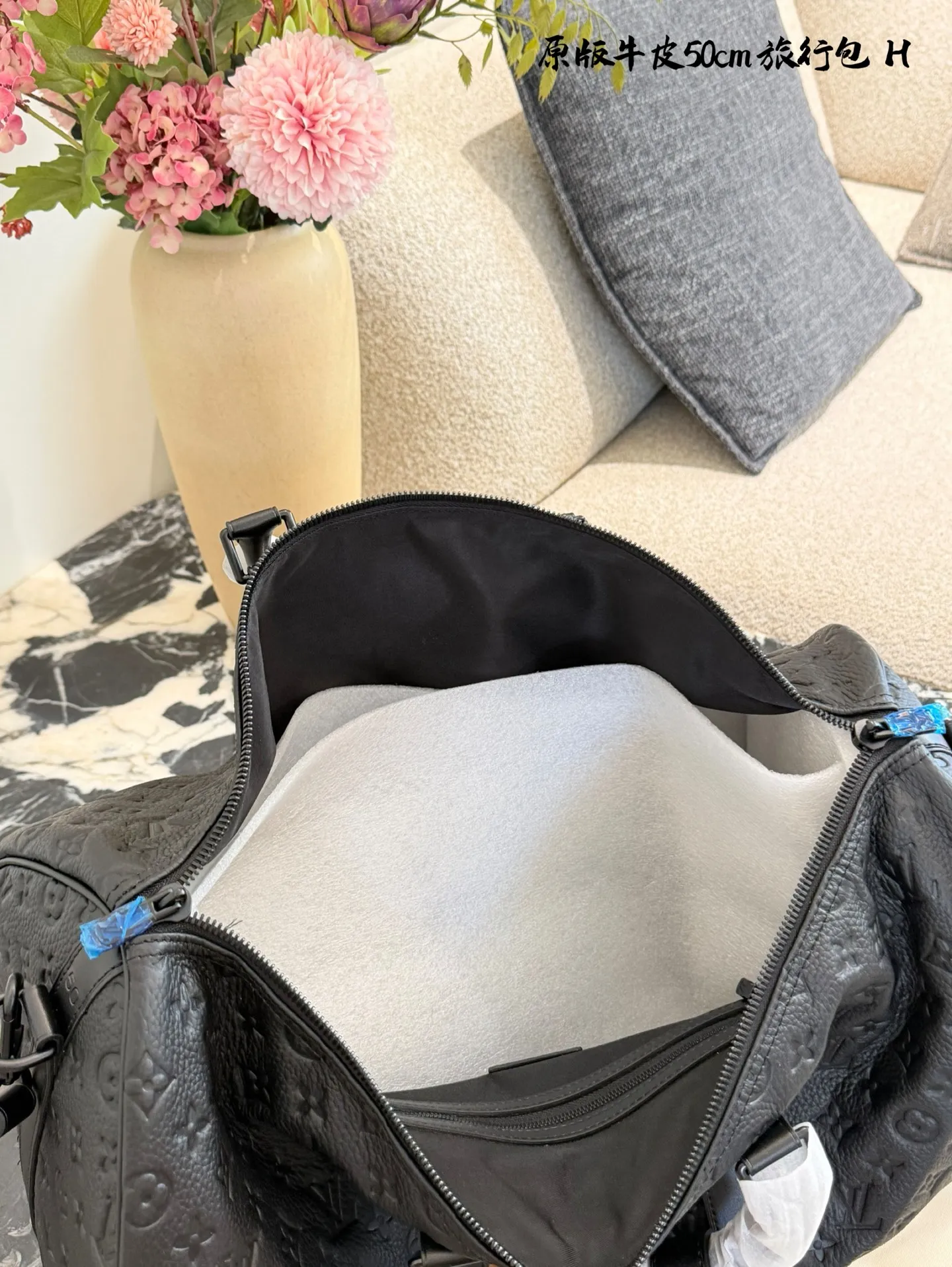 p340 压花牛皮50cm 经典款旅行袋|出行所需旅行包推荐 Keepall 旅行袋,标志性外观及高端材质,机舱行李尺寸可轻松收纳短途旅行所需,M59025,尺寸50×30旅行包 #男包 #lv #旅行包包 #lvkeepall旅行袋