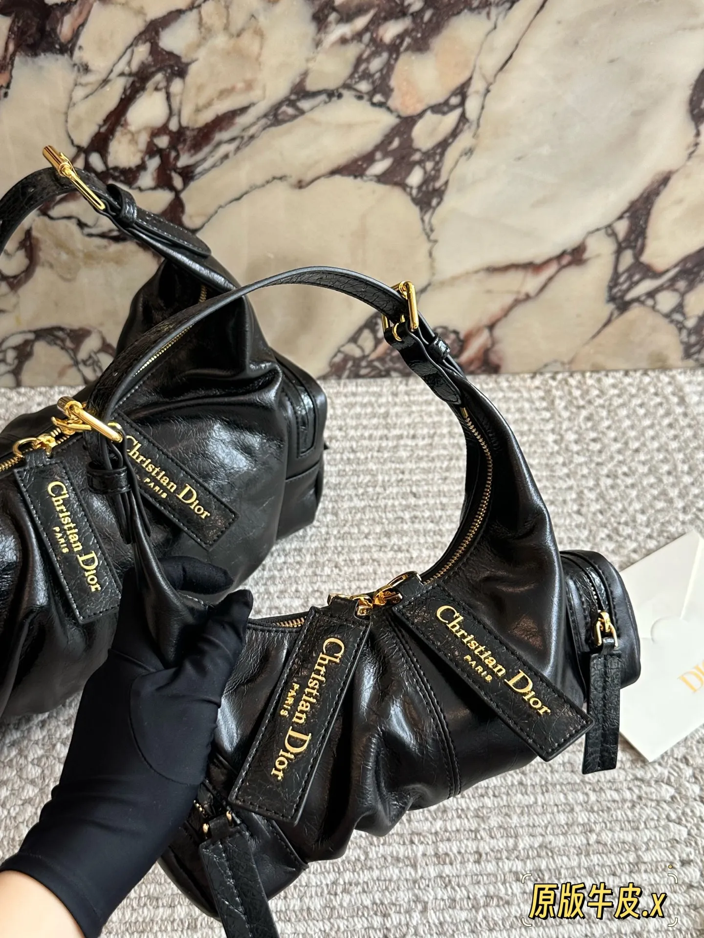 💰260 配盒 秋冬新款DiorGrandtour从日常通勤,到约会逛街,再到短途旅行,Dior最新款 Grandtour堪称六边形战士,超级酷! 黑色褶皱牛皮革,触感柔软,光泽细腻,自带低调奢华的气质 可调节的皮革肩带设计超贴心 无论是单肩背还是斜挎,都能轻松驾驭,适配各种场合与穿搭风格, 这包时髦又能装#24*11
