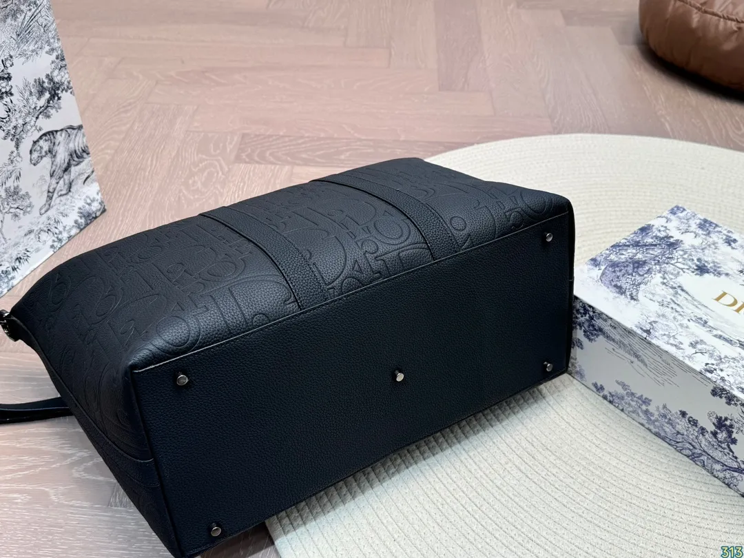 ¥340 迪奥Dior男士公文包 格调满满,自带一股低调沉稳儒雅的气息! 版型挺阔,很有型!越用越有沉淀的味道! 更加低调、沉稳!! 可单肩可斜挎,不分年龄不分身高!实用百搭!尺寸:40 30