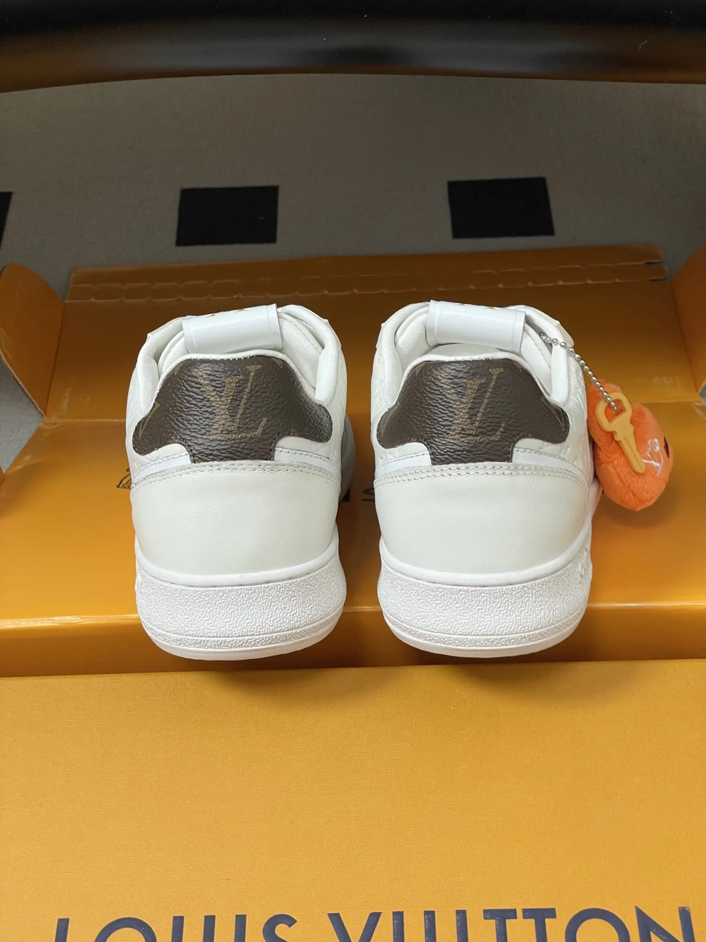 p310-（配高档飞机盒✈️） 2026春夏新款 LOUIS VUITTON 路易威登 LV STADIUM 运动鞋 系带休闲鞋老花板鞋 LVStadium运动鞋为柔软牛皮革局部压印 Monogram图案，再现复古设计风潮。Monogram 帆布饰边和鞋头镂孔汇聚工致细节，鞋舌饰以LV字母标签，外底抒写路易威登标识。 鞋面：牛反绒 内里垫脚：羊皮 鞋底：开模橡胶大底 码数：35-39（40.41定做不退换）