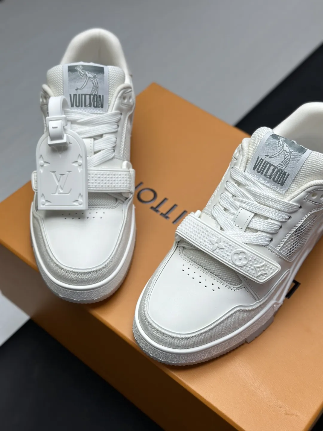 工厂直销&yen;300💰顶级版本 LV-路易威登-经典走秀新款 空胶工艺&middot;原版1：1开发复刻！！上脚非常舒适 奢侈用料，做工精细，中底印有欧洲制造英文字母 鞋面由意大利进口小牛皮拼接，侧边饰有品牌LOGO标志及签名，最新乳胶垫脚➕网布内里，脚感超舒适。原厂特供原版双色TPU组合大底。套包工艺 固特异缝合锁边 面料:独家定制头层牛皮 配件:独家私模Vuitton 标识， 内里:定制丝滑网里-头层丝绸牛皮内里 大底:TPU组合大底耐磨防滑防黄 垫脚:新款乳胶垫-网纱吸汗 专柜工艺:全电脑针车拉线 鞋头 后套 冷热定型 全套拉帮套楦中低logo花纹 专柜包装 -鞋带 证书 卡片 说明书 合格证 防尘袋 全网最齐包装 女款35-40男款38-46（38/46订做不退换！