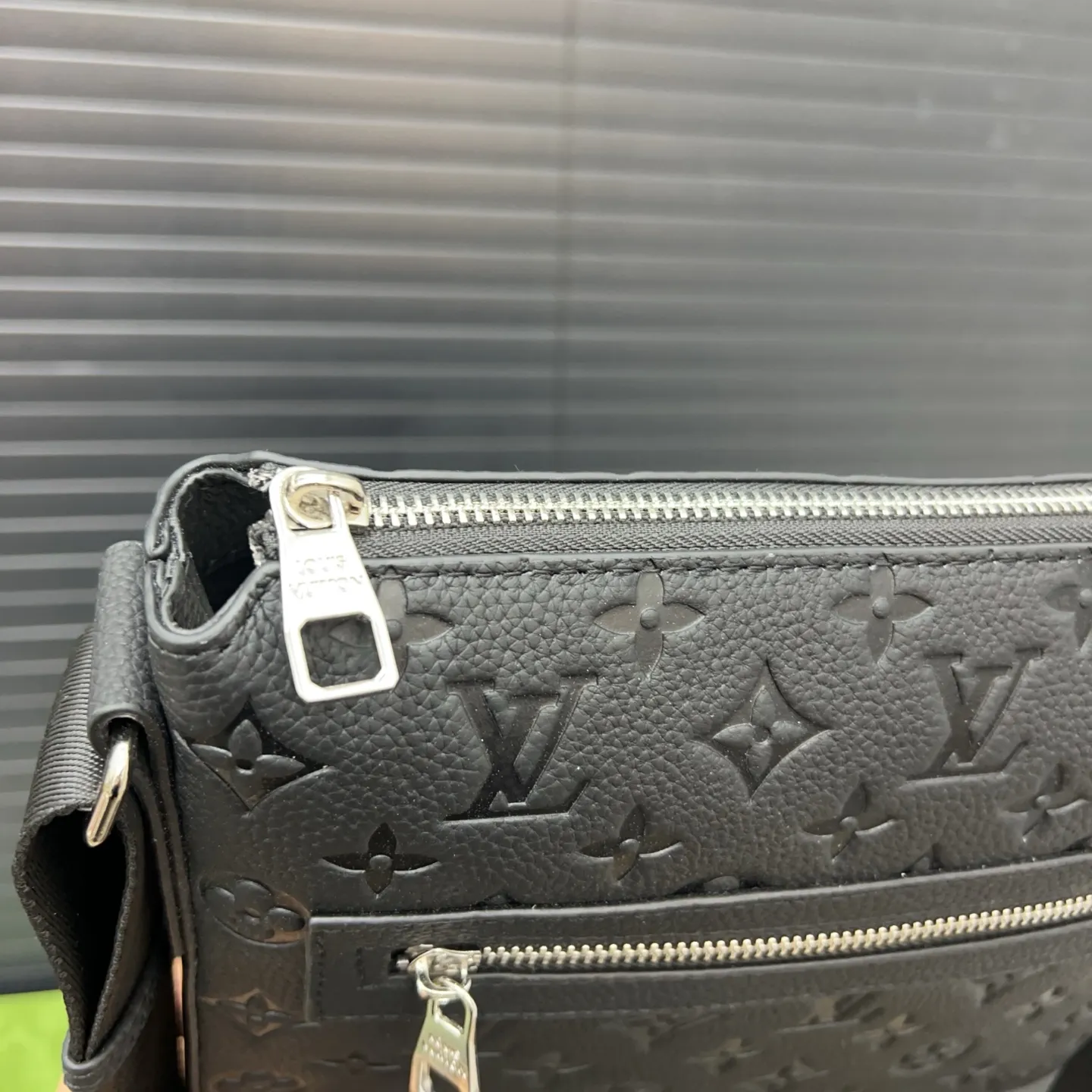 P165 Louisvuitton 路易威登 牛皮单肩包 男包 斜挎包 采用精湛镶嵌细工,经典百搭 实物拍摄 原厂原版面料 高端品质 配送防尘袋 23 x 25cm。