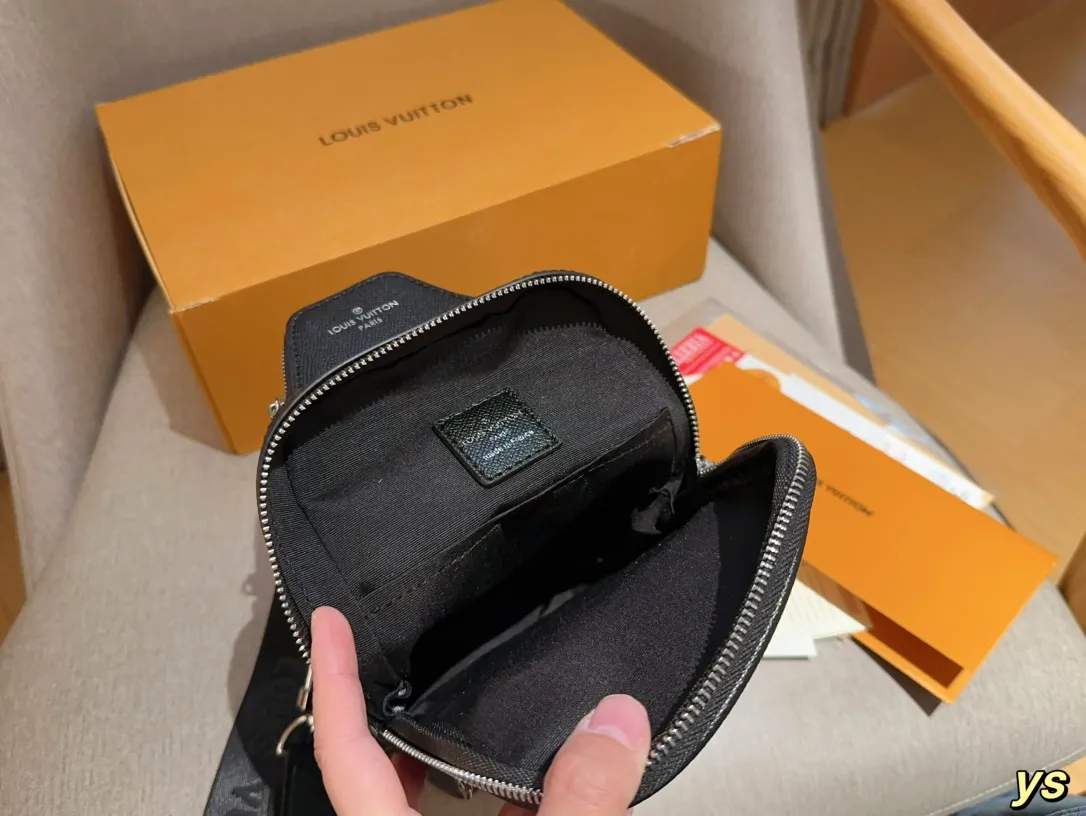 💰135 LV/路易威登 男包 Avenue PM 经典男士胸包 尺寸16×31×4 礼盒包装🎁