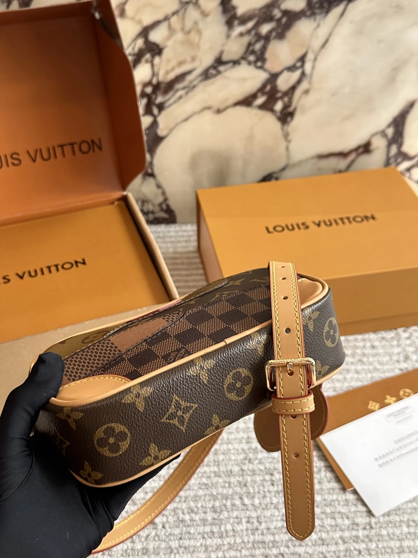 💰165 配盒🎁🎁🎁 size:20 14cm L家 相机包📷 百搭黑色入手了个男包 性价比真的很高 送男朋友的小姐姐们可以安排了 搜索🔍 lv