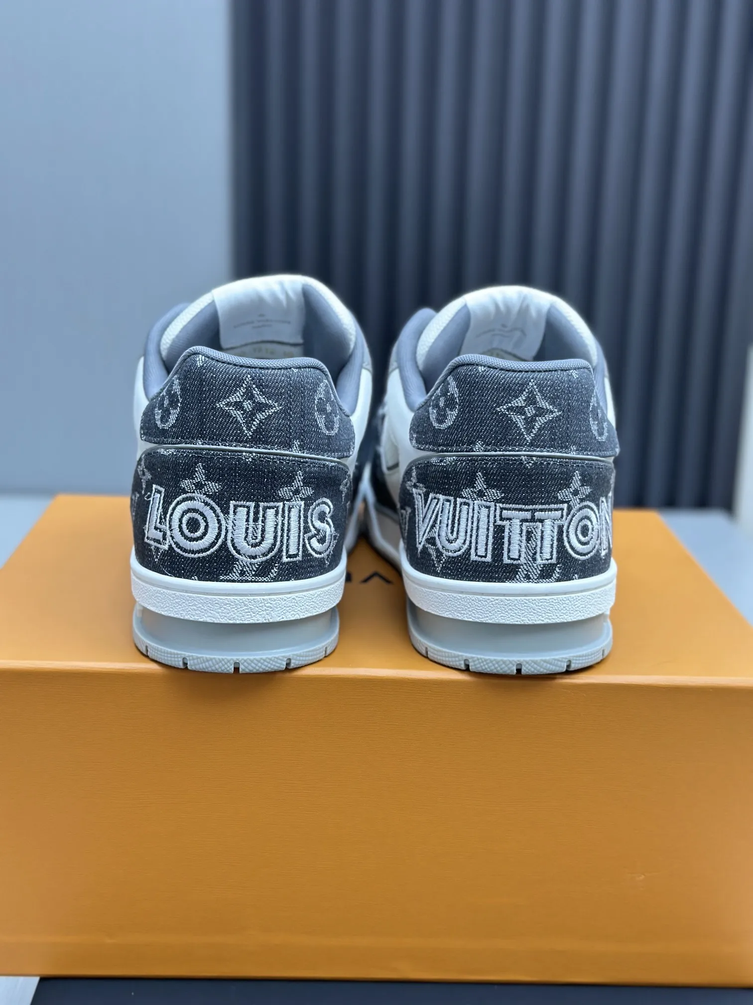 工厂直销&yen;300💰顶级版本 LV-路易威登-经典走秀新款 空胶工艺&middot;原版1：1开发复刻！！上脚非常舒适 奢侈用料，做工精细，中底印有欧洲制造英文字母 鞋面由意大利进口小牛皮拼接，侧边饰有品牌LOGO标志及签名，最新乳胶垫脚➕网布内里，脚感超舒适。原厂特供原版双色TPU组合大底。套包工艺 固特异缝合锁边 面料:独家定制头层牛皮 配件:独家私模Vuitton 标识， 内里:定制丝滑网里-头层丝绸牛皮内里 大底:TPU组合大底耐磨防滑防黄 垫脚:新款乳胶垫-网纱吸汗 专柜工艺:全电脑针车拉线 鞋头 后套 冷热定型 全套拉帮套楦中低logo花纹 专柜包装 -鞋带 证书 卡片 说明书 合格证 防尘袋 全网最齐包装 女款35-40男款38-46（38/46订做不退换！