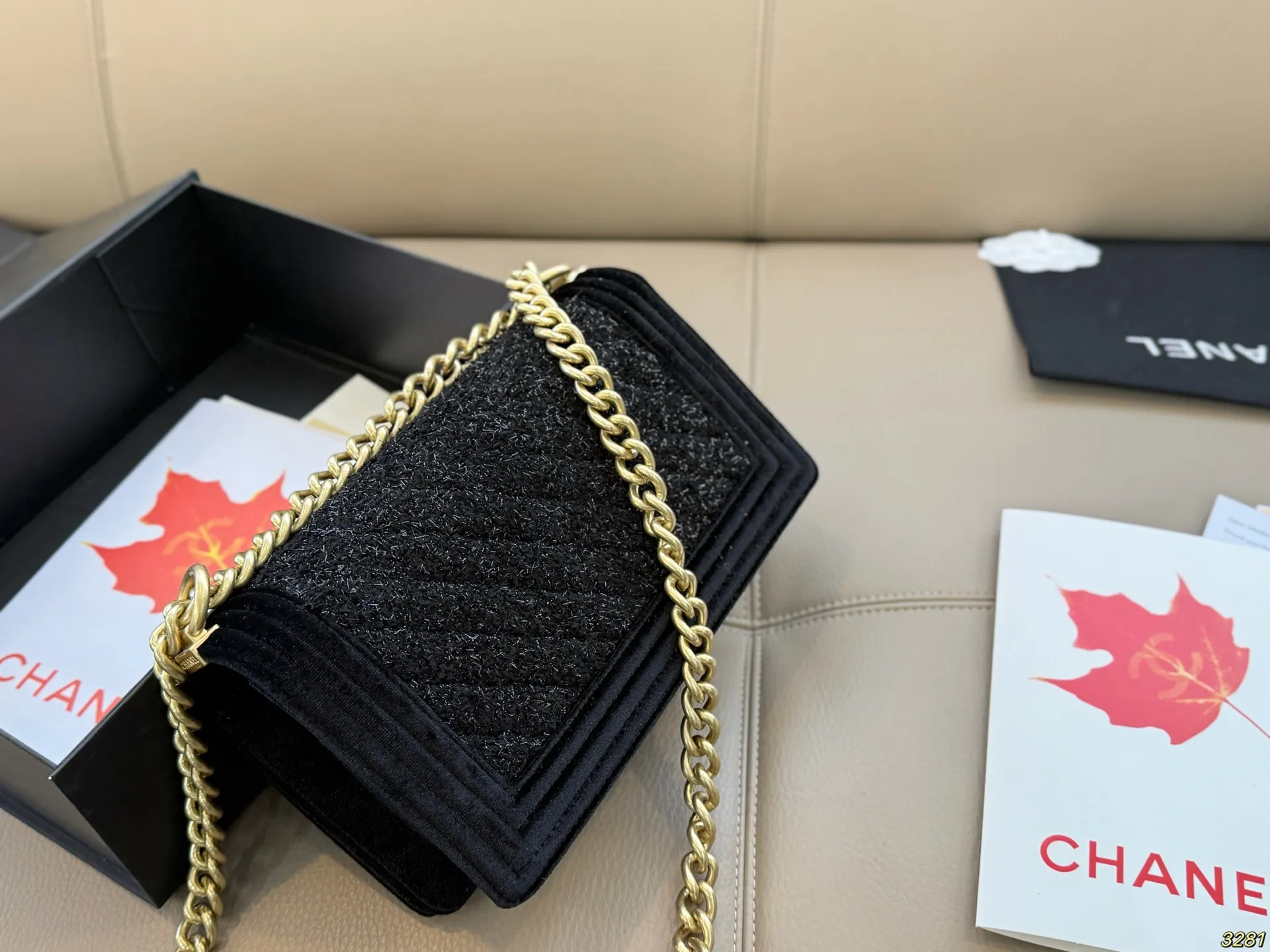 ¥175折叠盒 香奈儿辣妈包 Chanel Leboy满满的小香风 可爱飒酷女孩必备 超级抢眼 Chanel 真叫人无法抗拒 尺寸:25 14