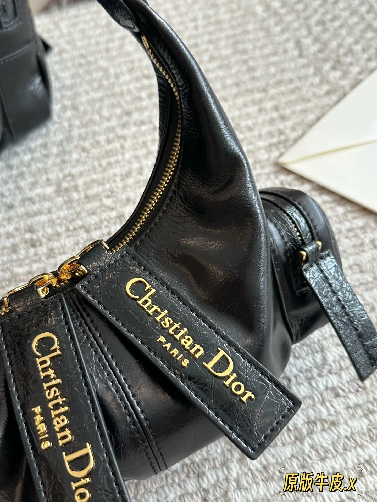 💰260 配盒 秋冬新款DiorGrandtour从日常通勤，到约会逛街，再到短途旅行，Dior最新款 Grandtour堪称六边形战士，超级酷! 黑色褶皱牛皮革，触感柔软，光泽细腻，自带低调奢华的气质 可调节的皮革肩带设计超贴心 无论是单肩背还是斜挎，都能轻松驾驭，适配各种场合与穿搭风格， 这包时髦又能装#24*11
