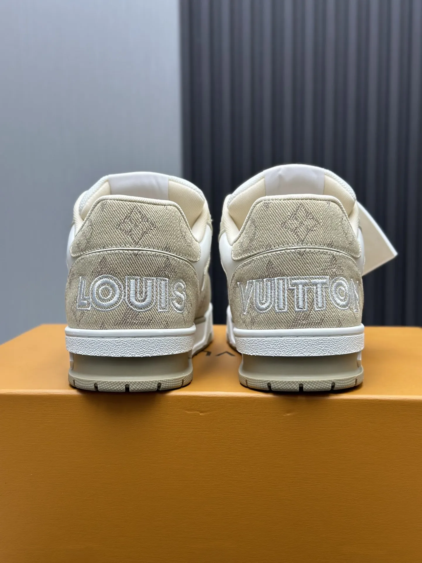 工厂直销¥310💰顶级版本 LV-路易威登-经典走秀新款 空胶工艺·原版1:1开发复刻!!上脚非常舒适 奢侈用料,做工精细,中底印有欧洲制造英文字母 鞋面由意大利进口小牛皮拼接,侧边饰有品牌LOGO标志及签名,最新乳胶垫脚➕网布内里,脚感超舒适。原厂特供原版双色TPU组合大底。套包工艺 固特异缝合锁边 面料:独家定制头层牛皮 配件:独家私模Vuitton 标识, 内里:定制丝滑网里-头层丝绸牛皮内里 大底:TPU组合大底耐磨防滑防黄 垫脚:新款乳胶垫-网纱吸汗 专柜工艺:全电脑针车拉线 鞋头 后套 冷热定型 全套拉帮套楦中低logo花纹 专柜包装 -鞋带 证书 卡片 说明书 合格证 防尘袋 全网最齐包装 女款35-40男款38-46(38/46订做不退换!