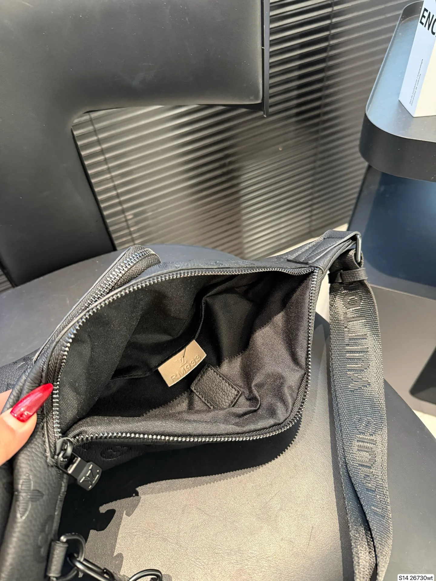 P120 商务精英的身份象征 | LV男包老花黑武士系列 在时尚与实用兼具的男士皮具领域,LV老花黑武士系列男包凭借卓越设计和精湛工艺脱颖而出,成为众多商务人士的心头好。 尺寸19 40 货号26730