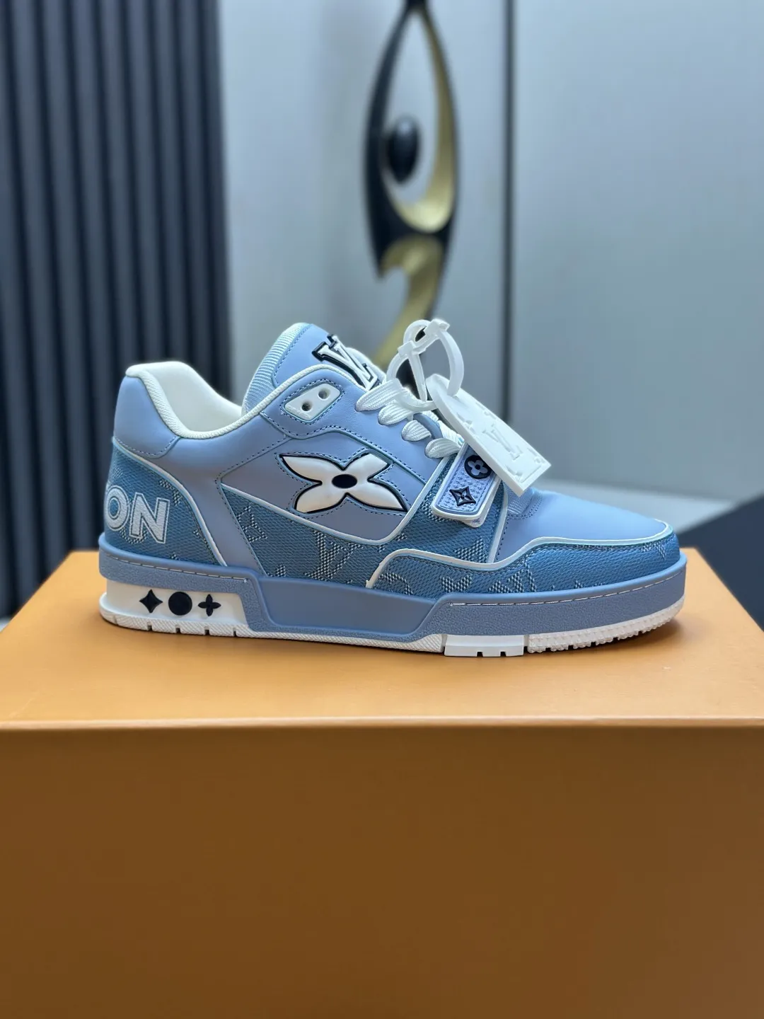 工厂直销&yen;300💰顶级版本 LV-路易威登-经典走秀新款 空胶工艺&middot;原版1：1开发复刻！！上脚非常舒适 奢侈用料，做工精细，中底印有欧洲制造英文字母 鞋面由意大利进口小牛皮拼接，侧边饰有品牌LOGO标志及签名，最新乳胶垫脚➕网布内里，脚感超舒适。原厂特供原版双色TPU组合大底。套包工艺 固特异缝合锁边 面料:独家定制头层牛皮 配件:独家私模Vuitton 标识， 内里:定制丝滑网里-头层丝绸牛皮内里 大底:TPU组合大底耐磨防滑防黄 垫脚:新款乳胶垫-网纱吸汗 专柜工艺:全电脑针车拉线 鞋头 后套 冷热定型 全套拉帮套楦中低logo花纹 专柜包装 -鞋带 证书 卡片 说明书 合格证 防尘袋 全网最齐包装 女款35-40男款38-46（38/46订做不退换！